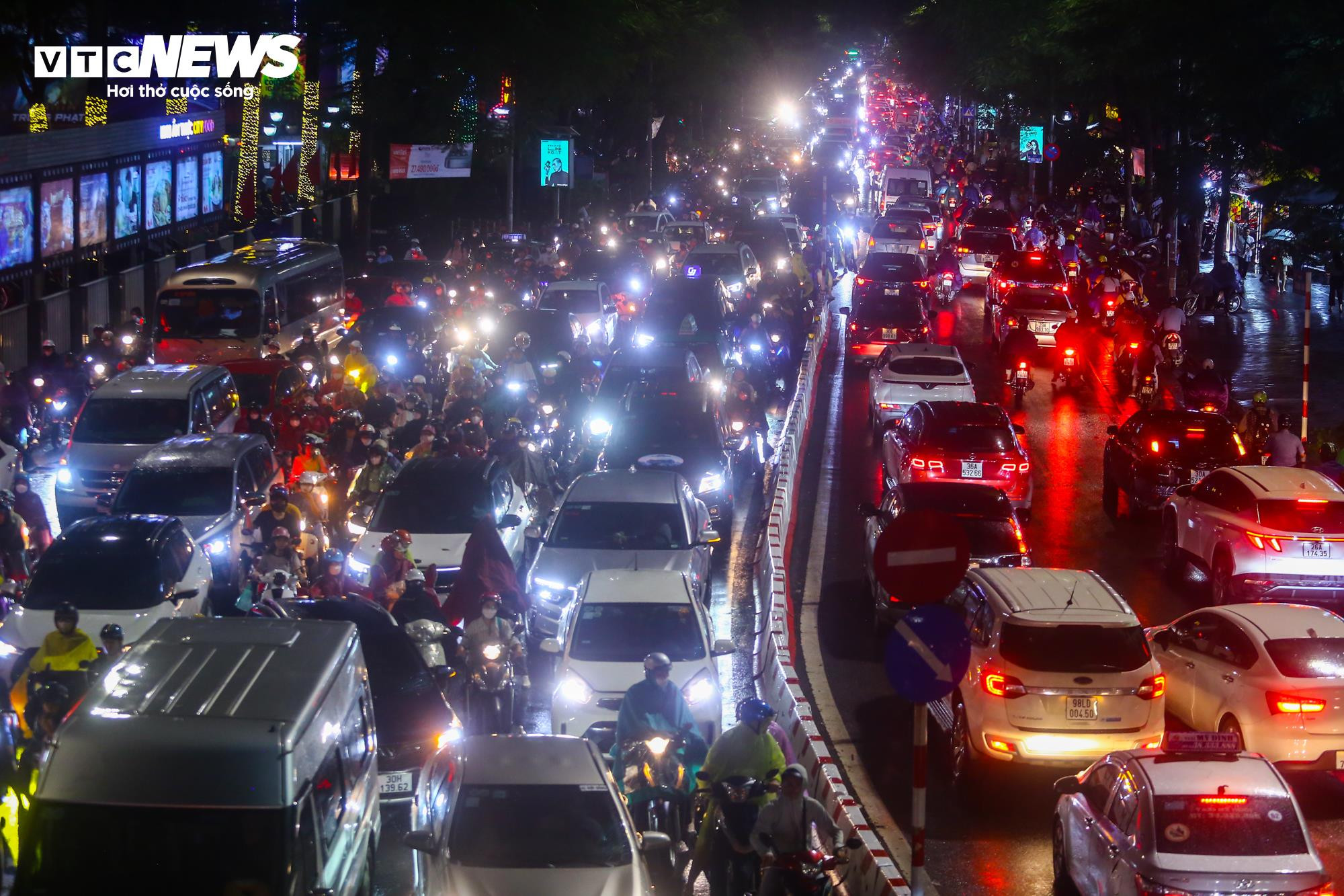 Mưa giờ tan tầm, đường phố Hà Nội ùn tắc không lối thoát - 6