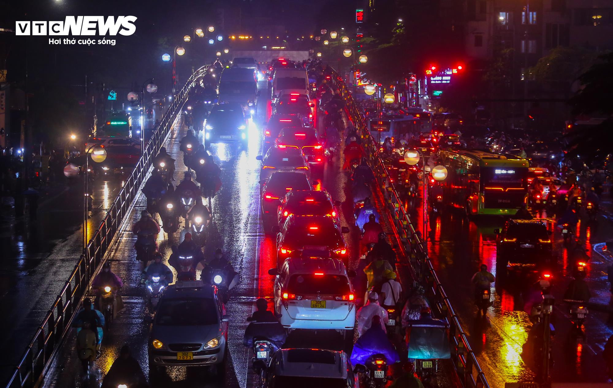 Mưa giờ tan tầm, đường phố Hà Nội ùn tắc không lối thoát - 7