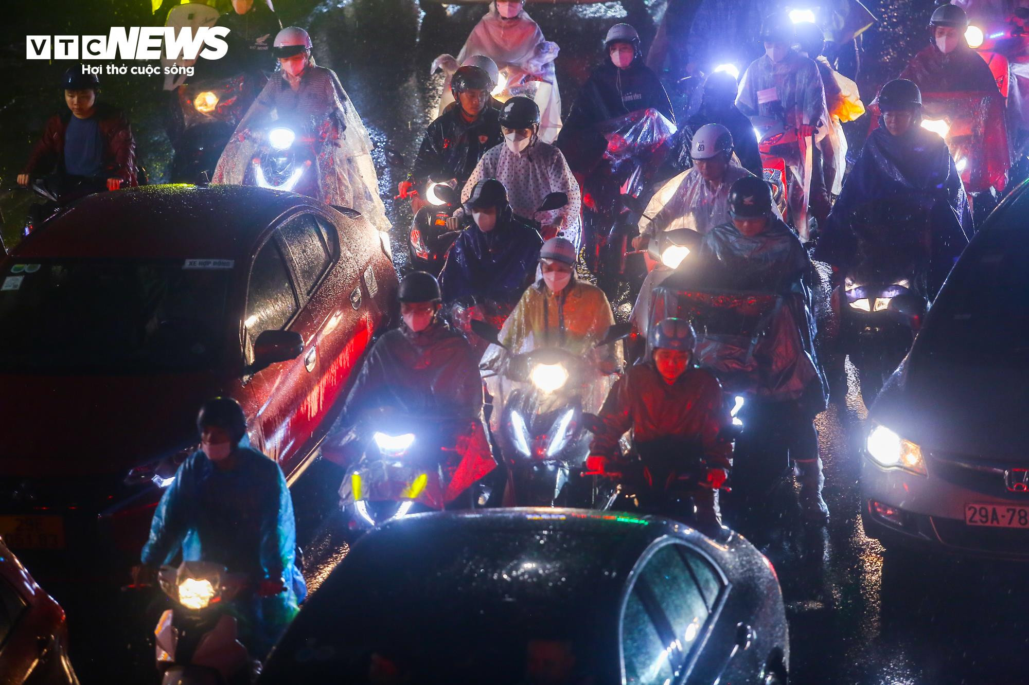 Mưa giờ tan tầm, đường phố Hà Nội ùn tắc không lối thoát - 4