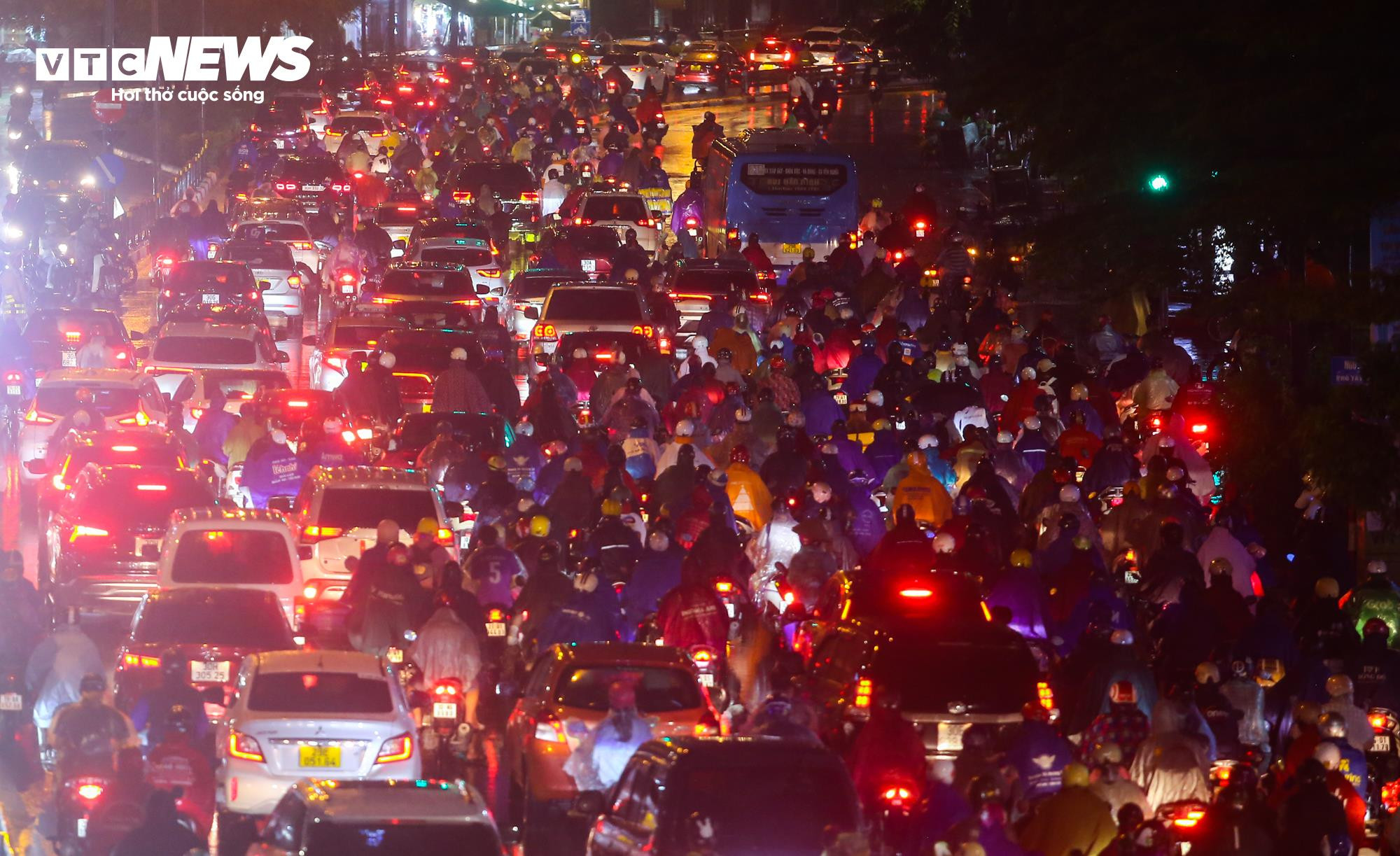 Mưa giờ tan tầm, đường phố Hà Nội ùn tắc không lối thoát - 10