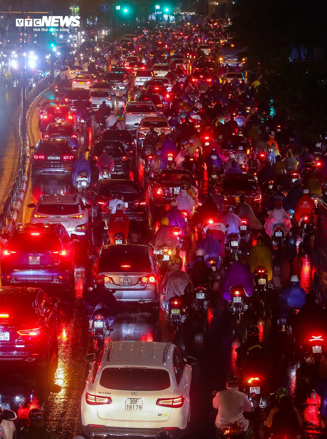 Mưa giờ tan tầm, đường phố Hà Nội ùn tắc không lối thoát - 9