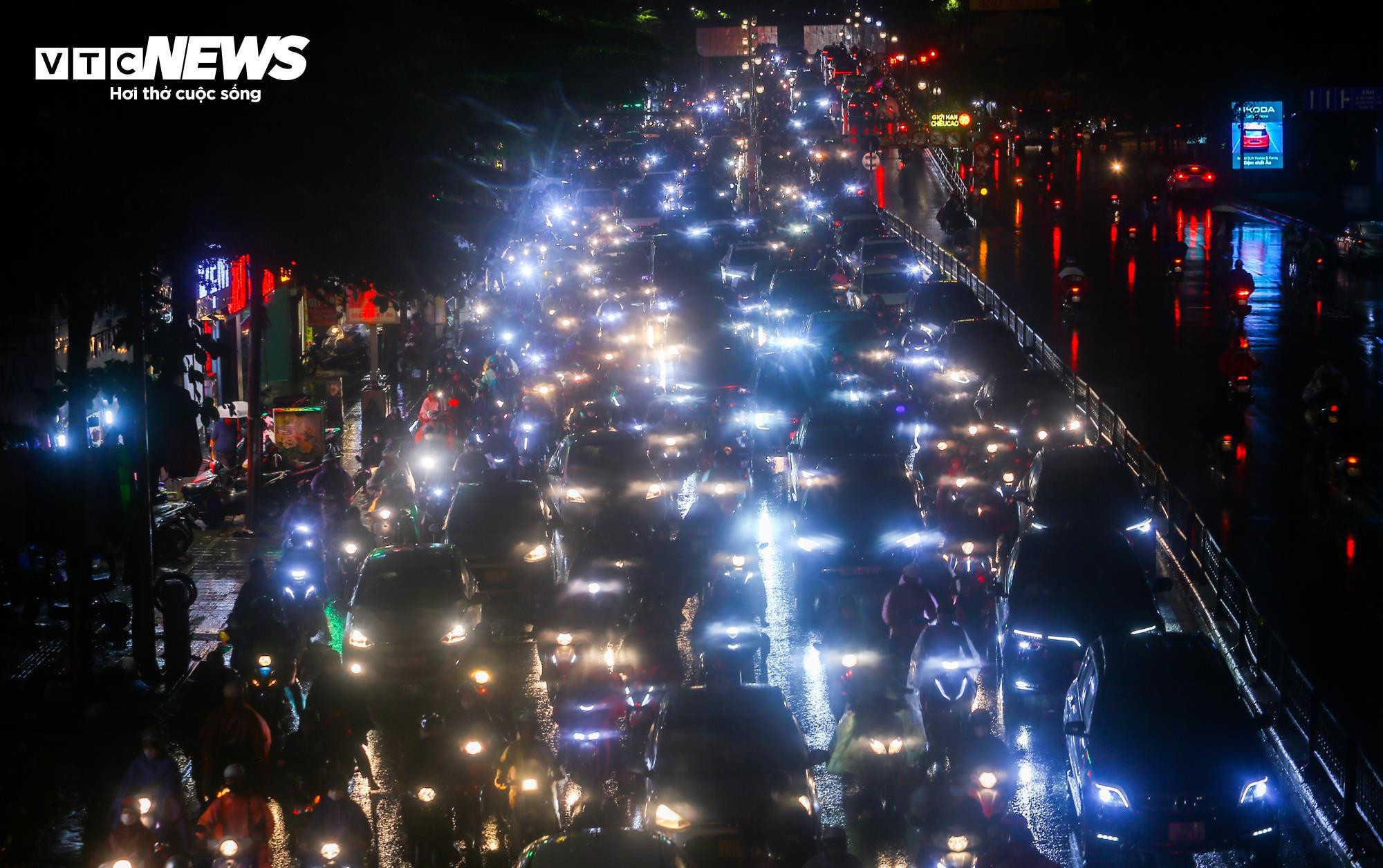 Mưa giờ tan tầm, đường phố Hà Nội ùn tắc không lối thoát - 11