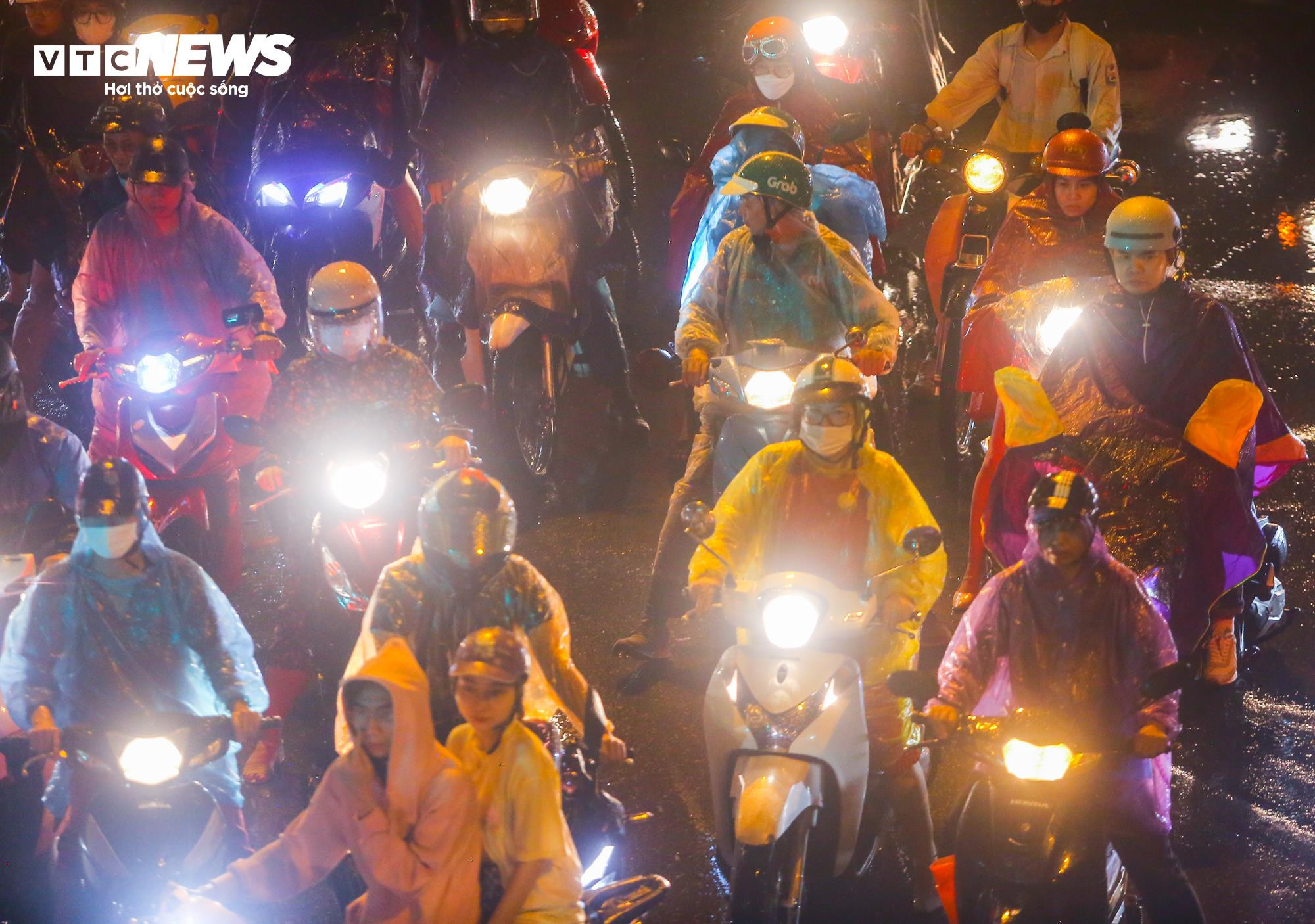 Mưa giờ tan tầm, đường phố Hà Nội ùn tắc không lối thoát - 8