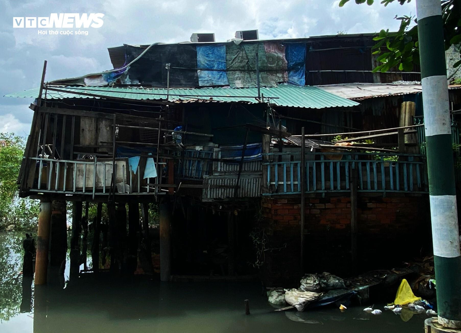 Cuộc sống 'không ánh mặt trời' trong khu nhà siêu nhỏ ngay trung tâm TP.HCM - 17