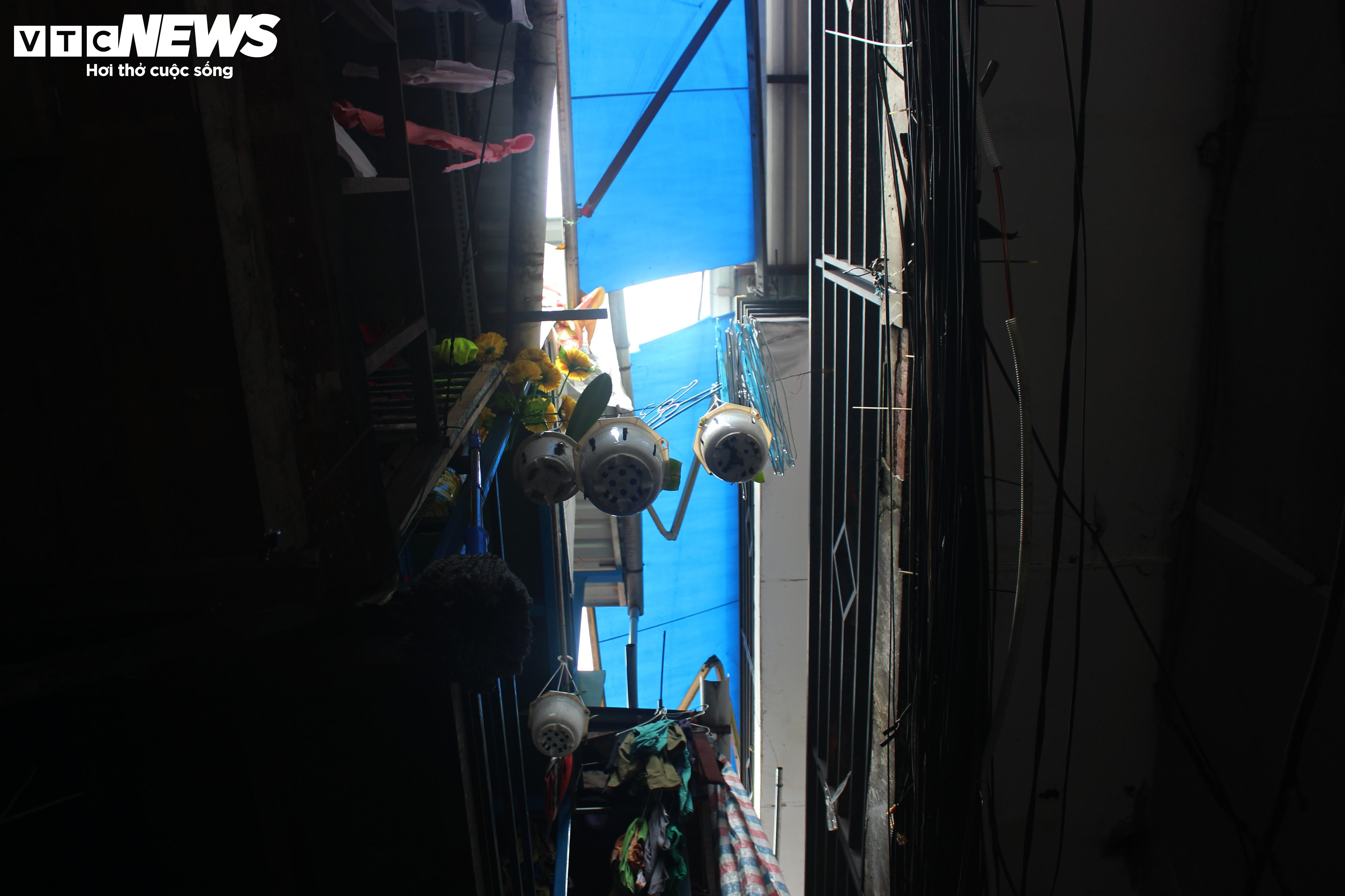 Cuộc sống 'không ánh mặt trời' trong khu nhà siêu nhỏ ngay trung tâm TP.HCM - 2