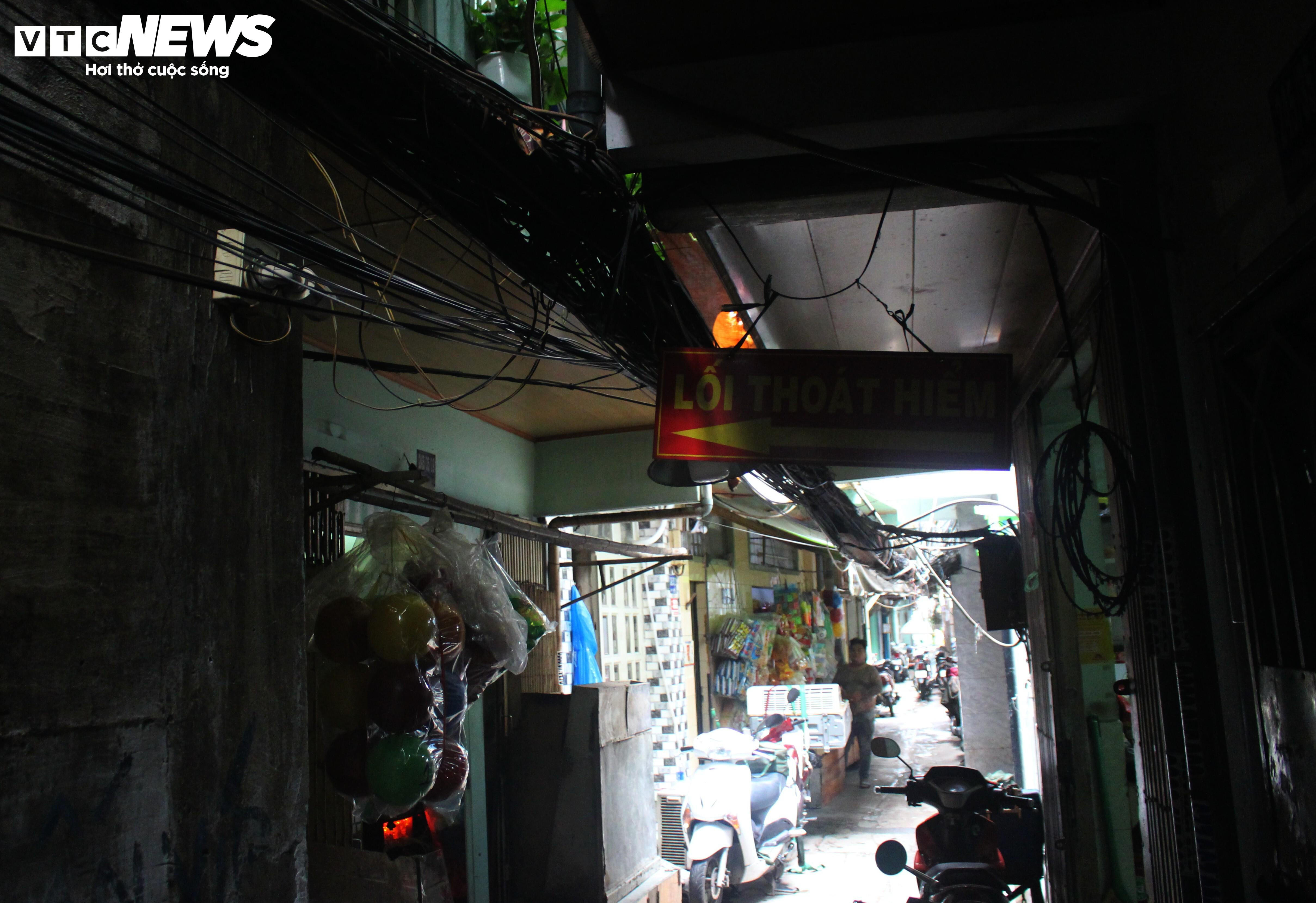 Cuộc sống 'không ánh mặt trời' trong khu nhà siêu nhỏ ngay trung tâm TP.HCM - 5