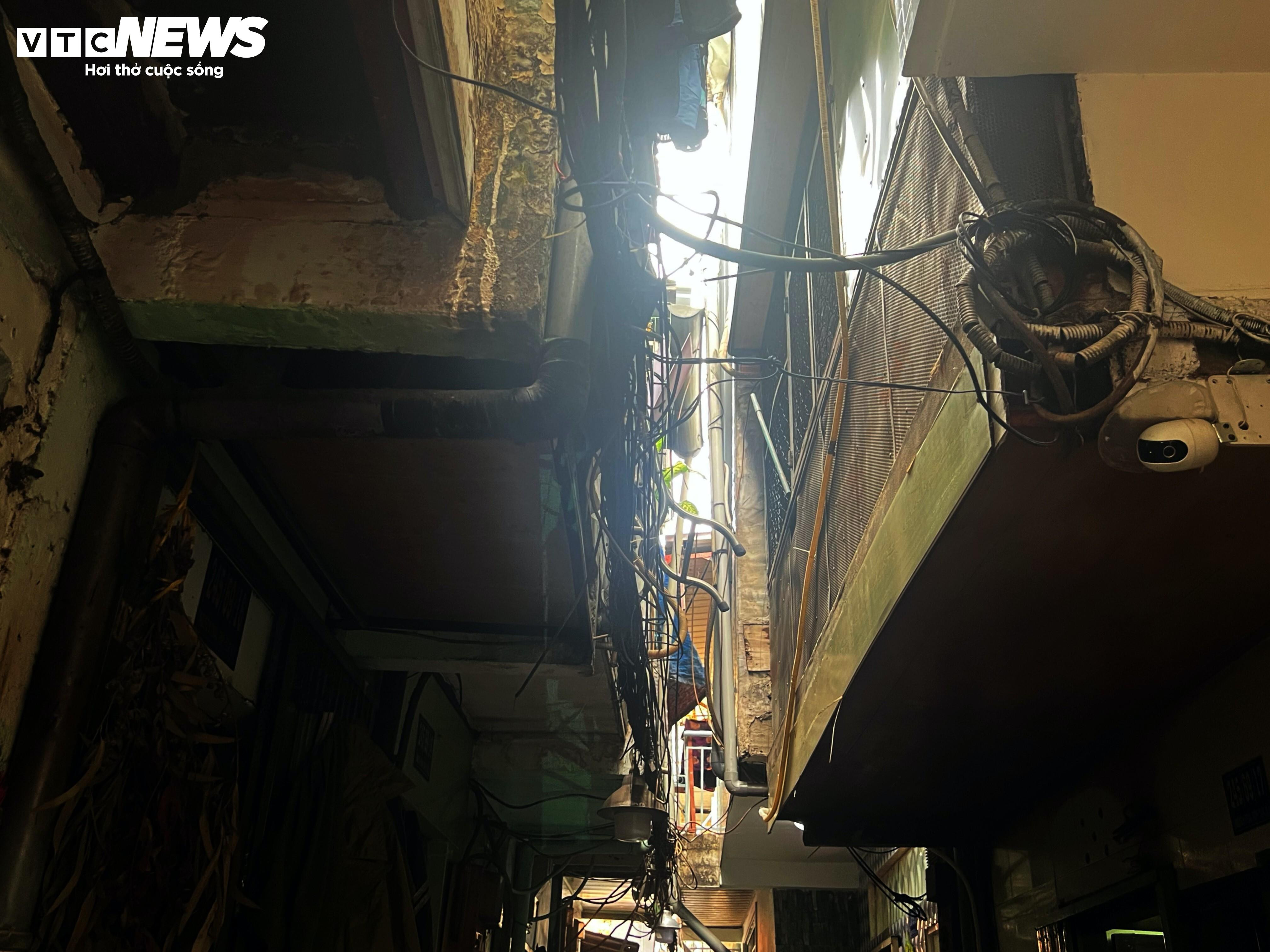 Cuộc sống 'không ánh mặt trời' trong khu nhà siêu nhỏ ngay trung tâm TP.HCM - 13