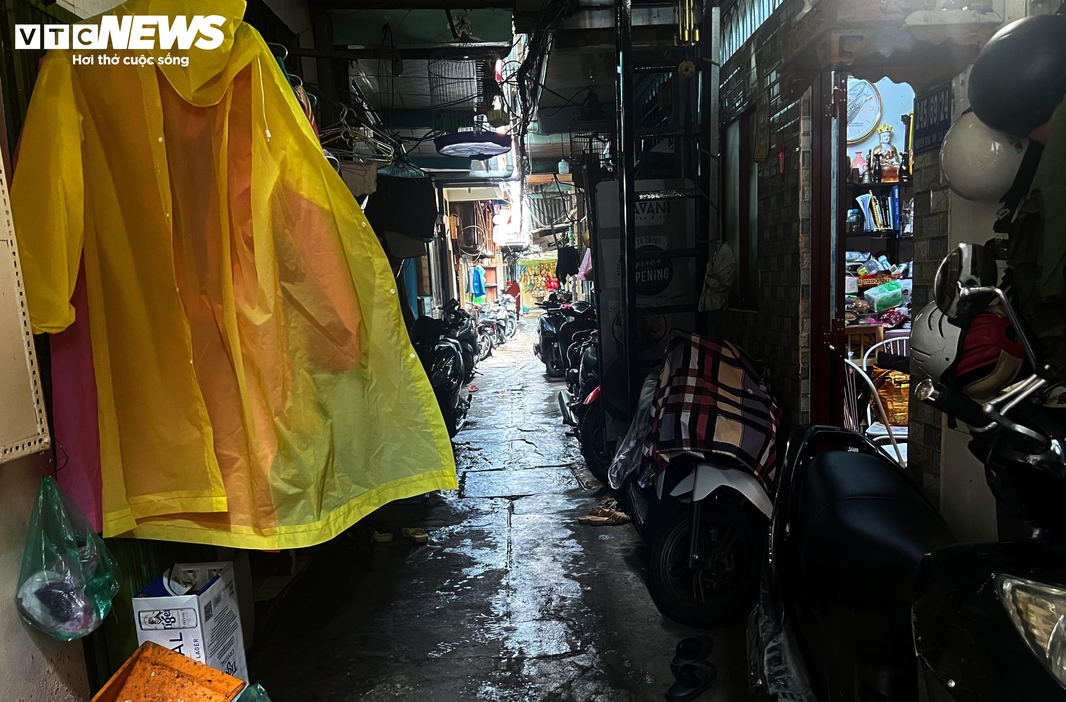 Cuộc sống 'không ánh mặt trời' trong khu nhà siêu nhỏ ngay trung tâm TP.HCM - 11