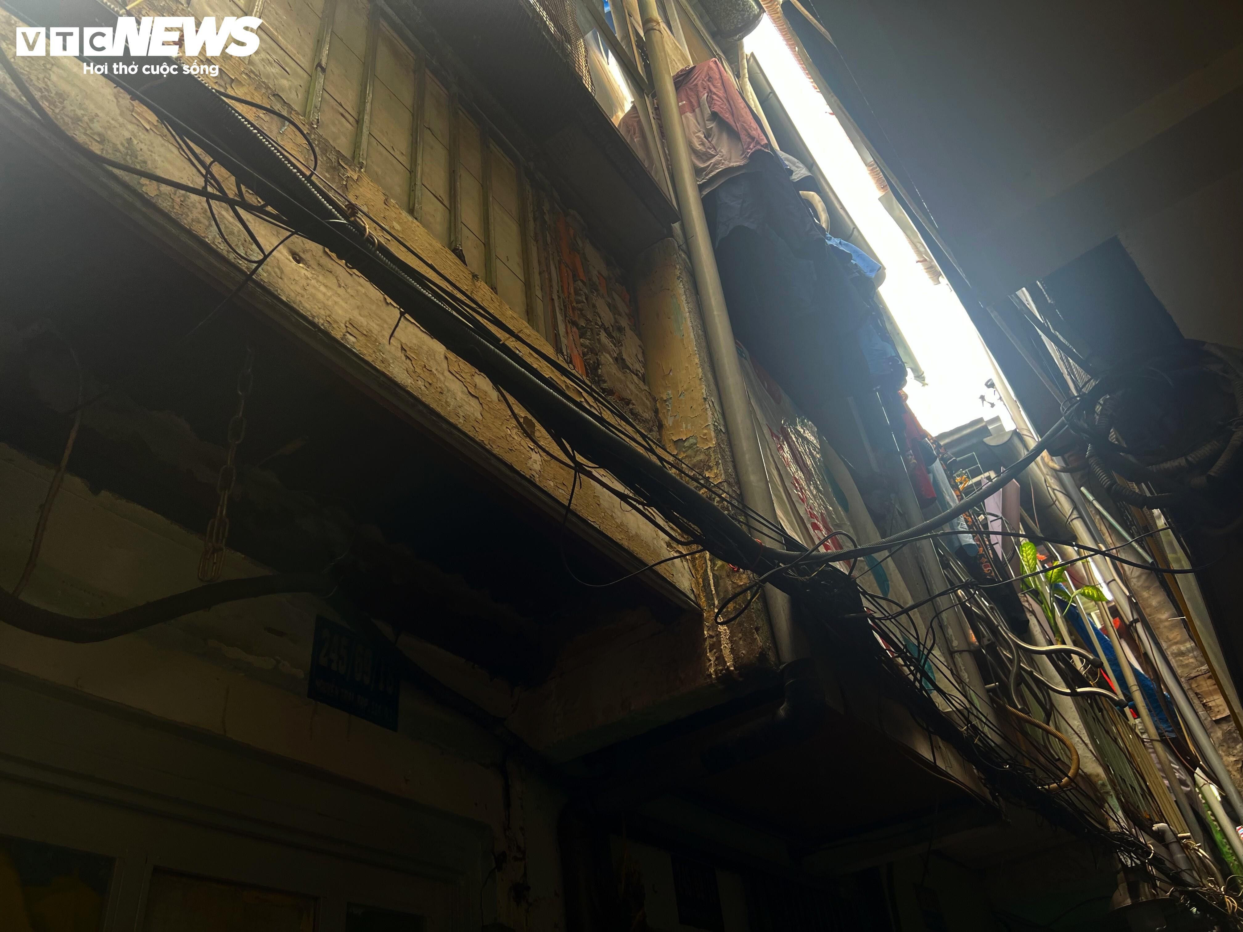 Cuộc sống 'không ánh mặt trời' trong khu nhà siêu nhỏ ngay trung tâm TP.HCM - 6
