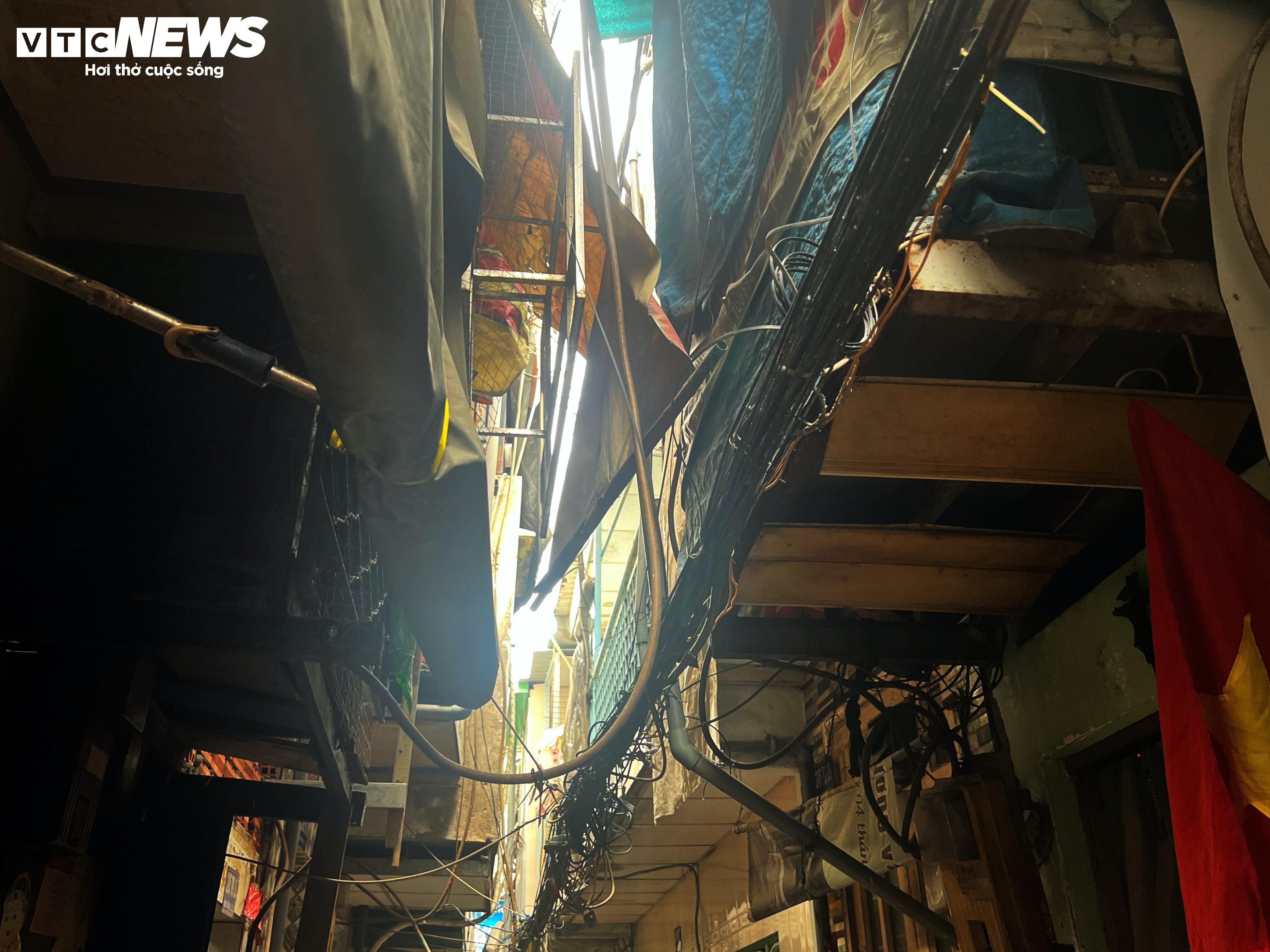 Cuộc sống 'không ánh mặt trời' trong khu nhà siêu nhỏ ngay trung tâm TP.HCM - 3