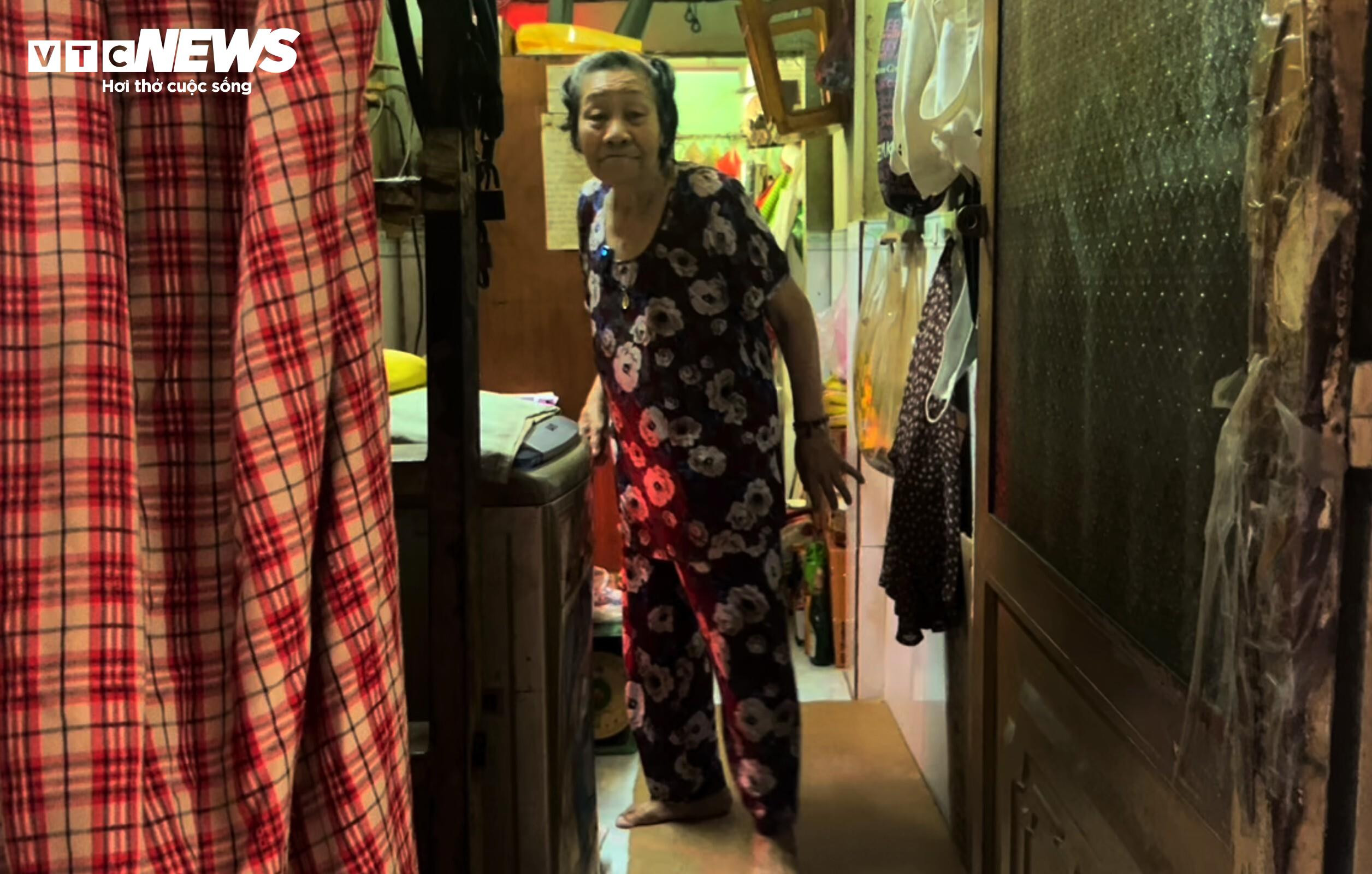 Cuộc sống 'không ánh mặt trời' trong khu nhà siêu nhỏ ngay trung tâm TP.HCM - 7