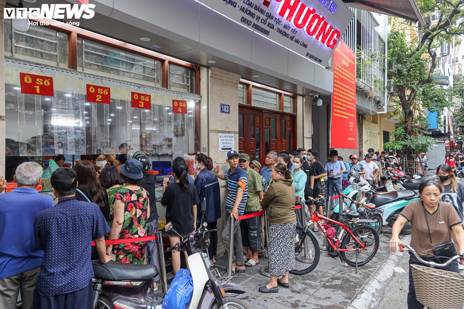 Hàng trăm người xếp hàng chờ mua bánh trung thu ở Hà Nội - 2