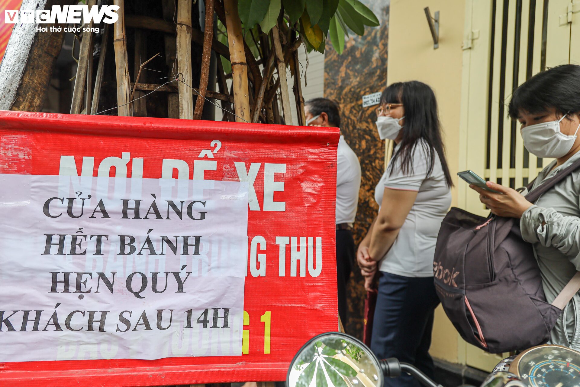 Hàng trăm người xếp hàng chờ mua bánh trung thu ở Hà Nội - 13