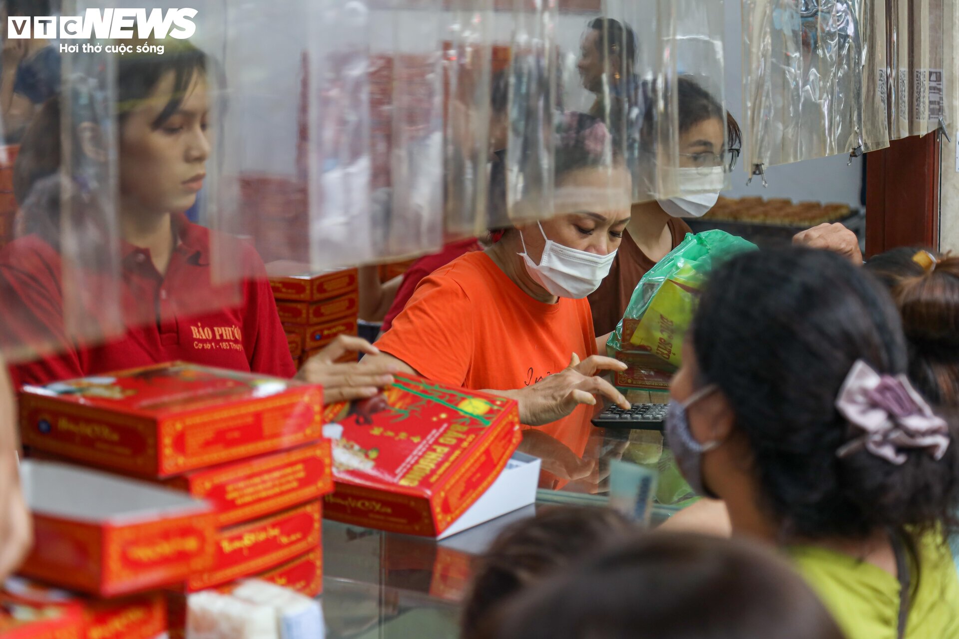 Hàng trăm người xếp hàng chờ mua bánh trung thu ở Hà Nội - 5
