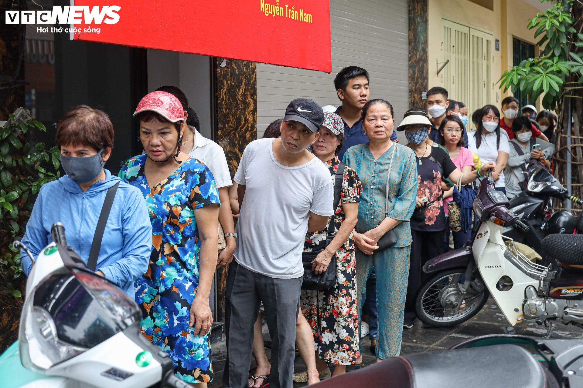 Hàng trăm người xếp hàng chờ mua bánh trung thu ở Hà Nội - 10