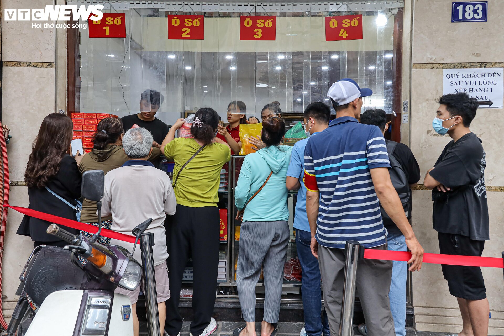 Hàng trăm người xếp hàng chờ mua bánh trung thu ở Hà Nội - 3