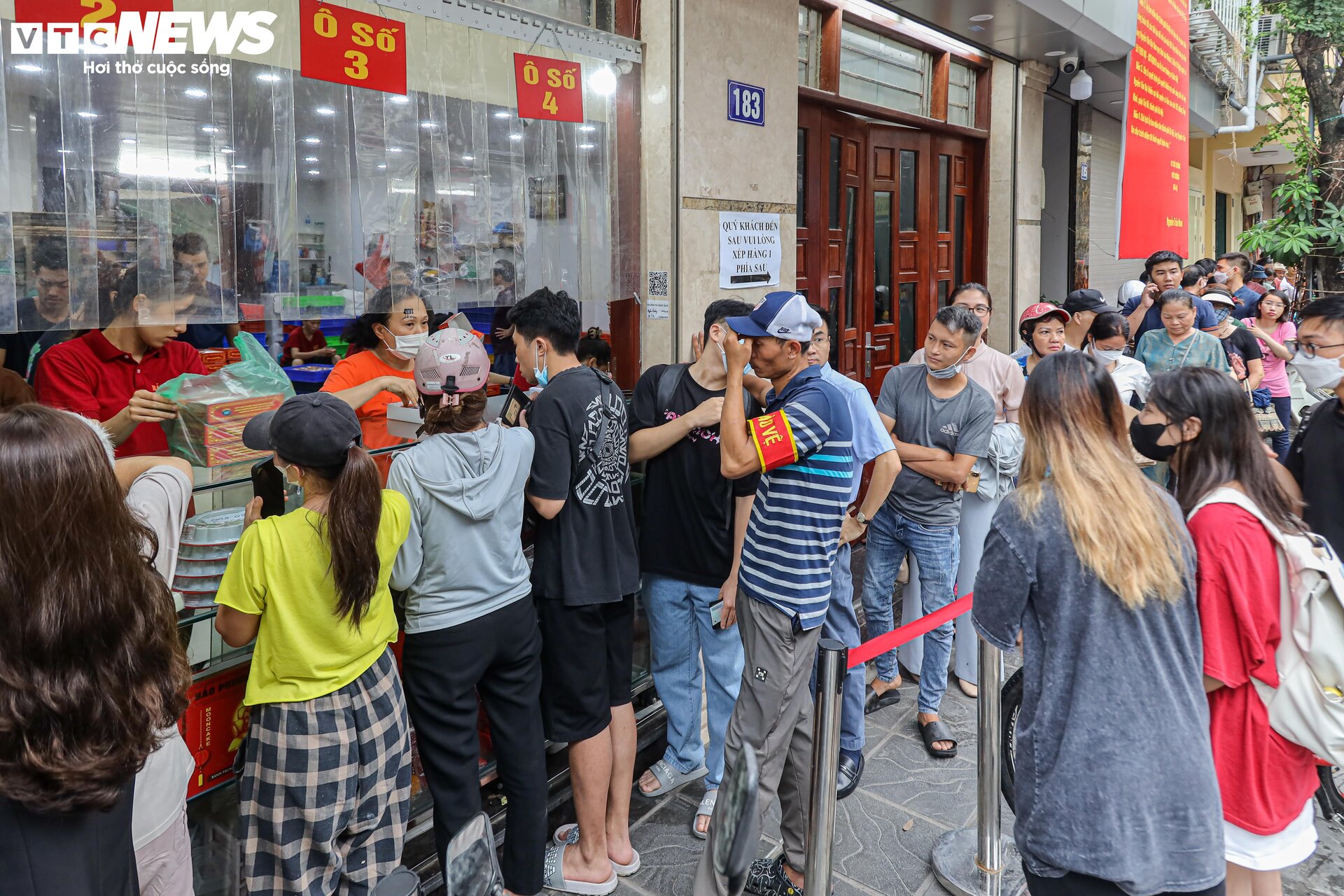 Hàng trăm người xếp hàng chờ mua bánh trung thu ở Hà Nội - 4