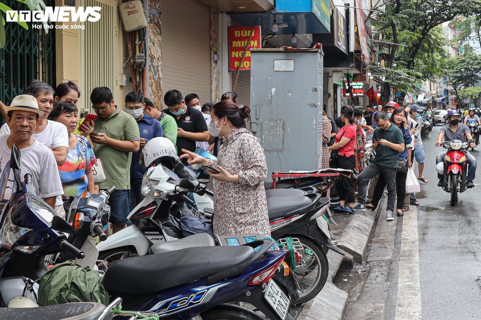 Hàng trăm người xếp hàng chờ mua bánh trung thu ở Hà Nội - 12