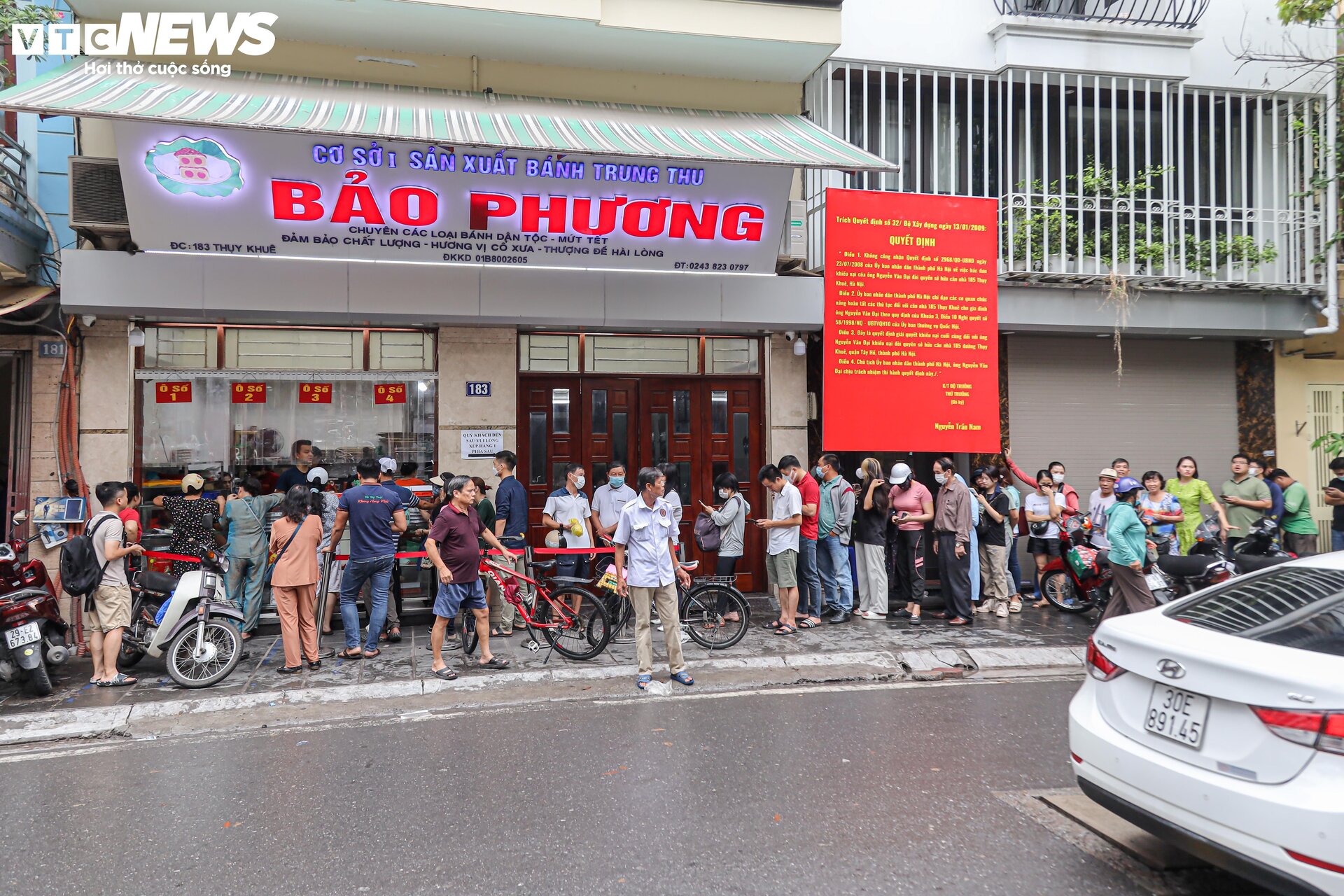 Hàng trăm người xếp hàng chờ mua bánh trung thu ở Hà Nội - 1