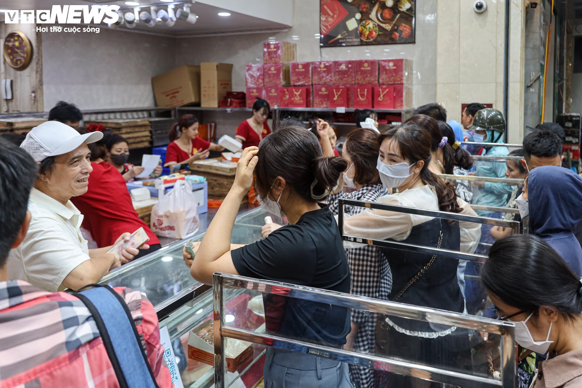 Hàng trăm người xếp hàng chờ mua bánh trung thu ở Hà Nội - 15