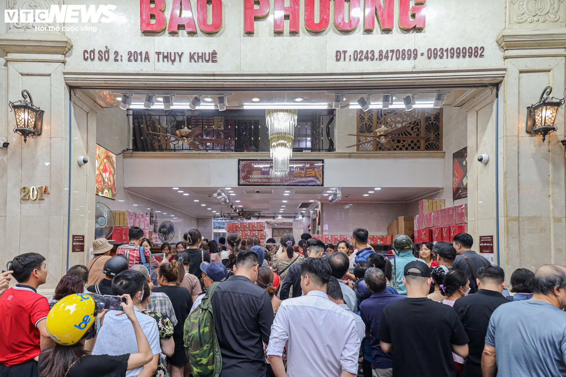 Hàng trăm người xếp hàng chờ mua bánh trung thu ở Hà Nội - 14