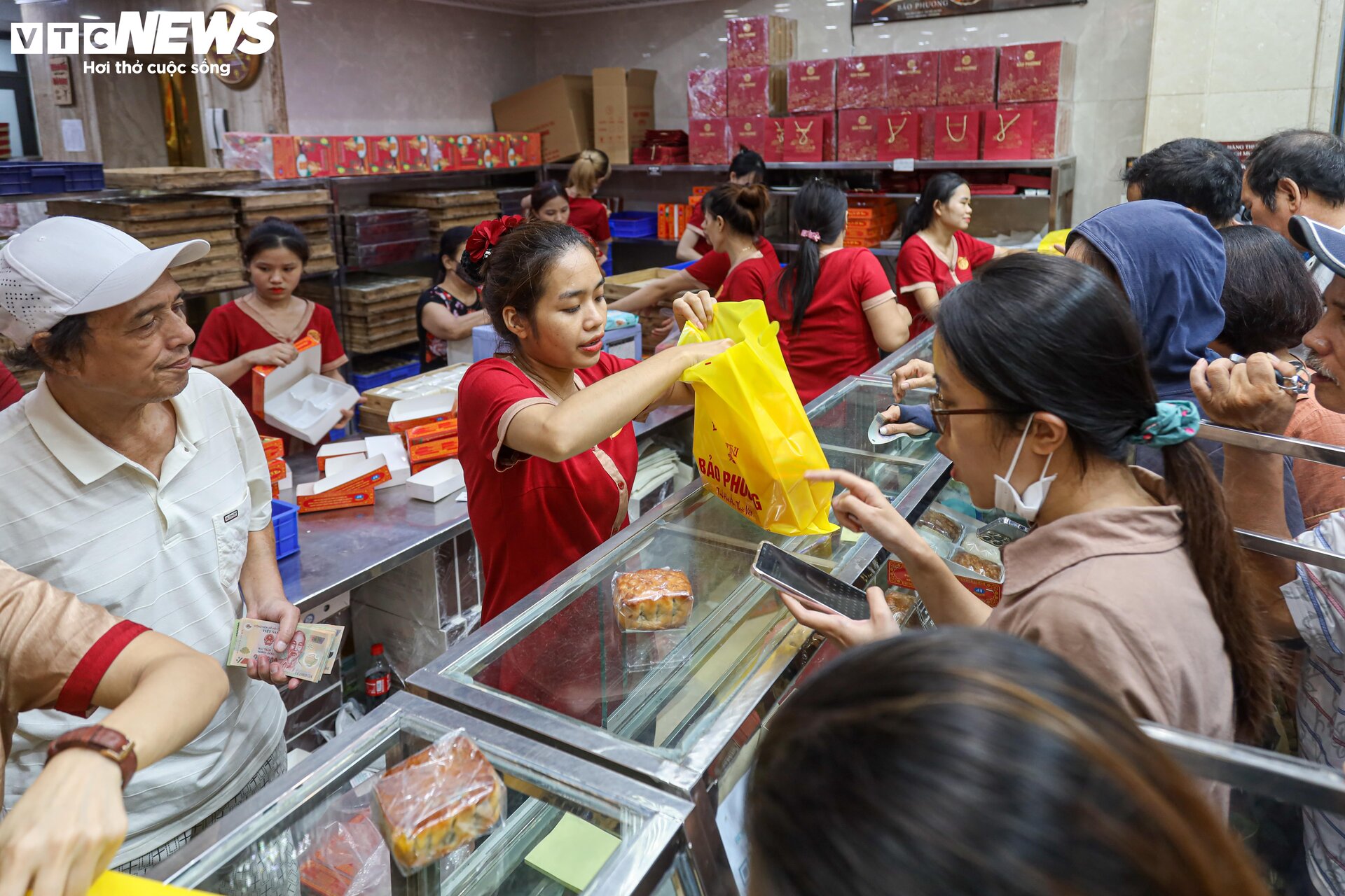 Hàng trăm người xếp hàng chờ mua bánh trung thu ở Hà Nội - 16