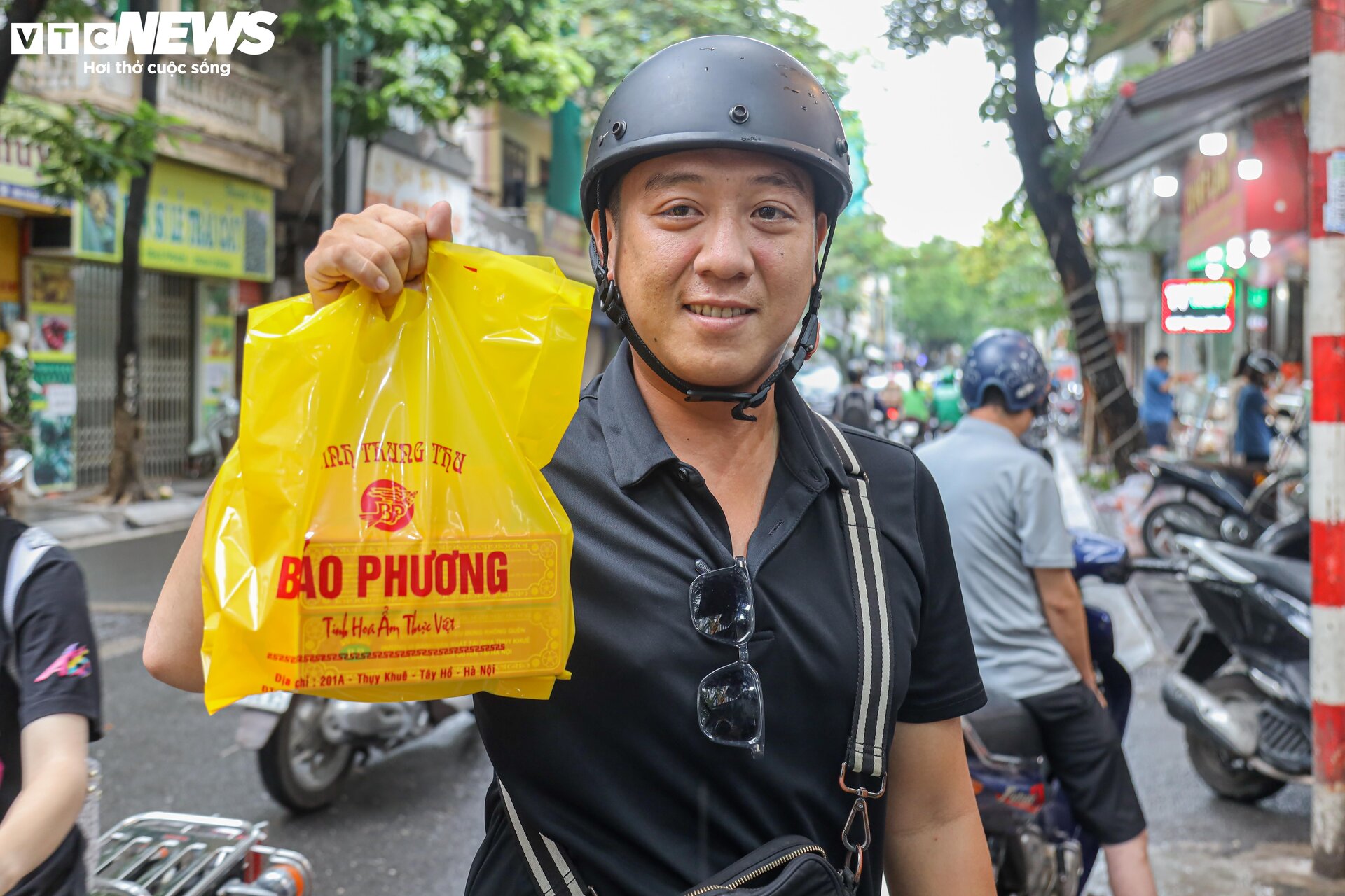 Hàng trăm người xếp hàng chờ mua bánh trung thu ở Hà Nội - 9
