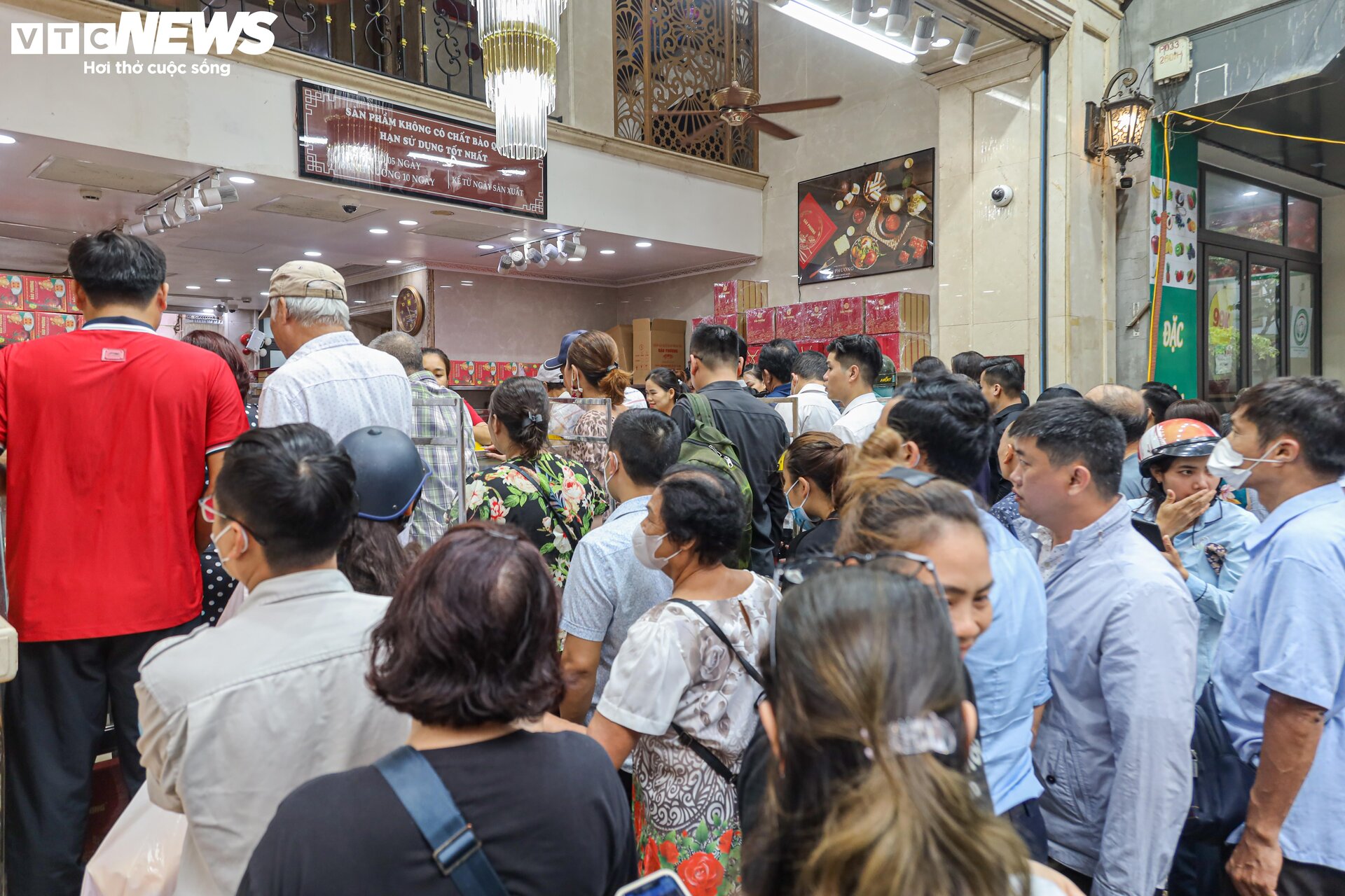 Hàng trăm người xếp hàng chờ mua bánh trung thu ở Hà Nội - 17