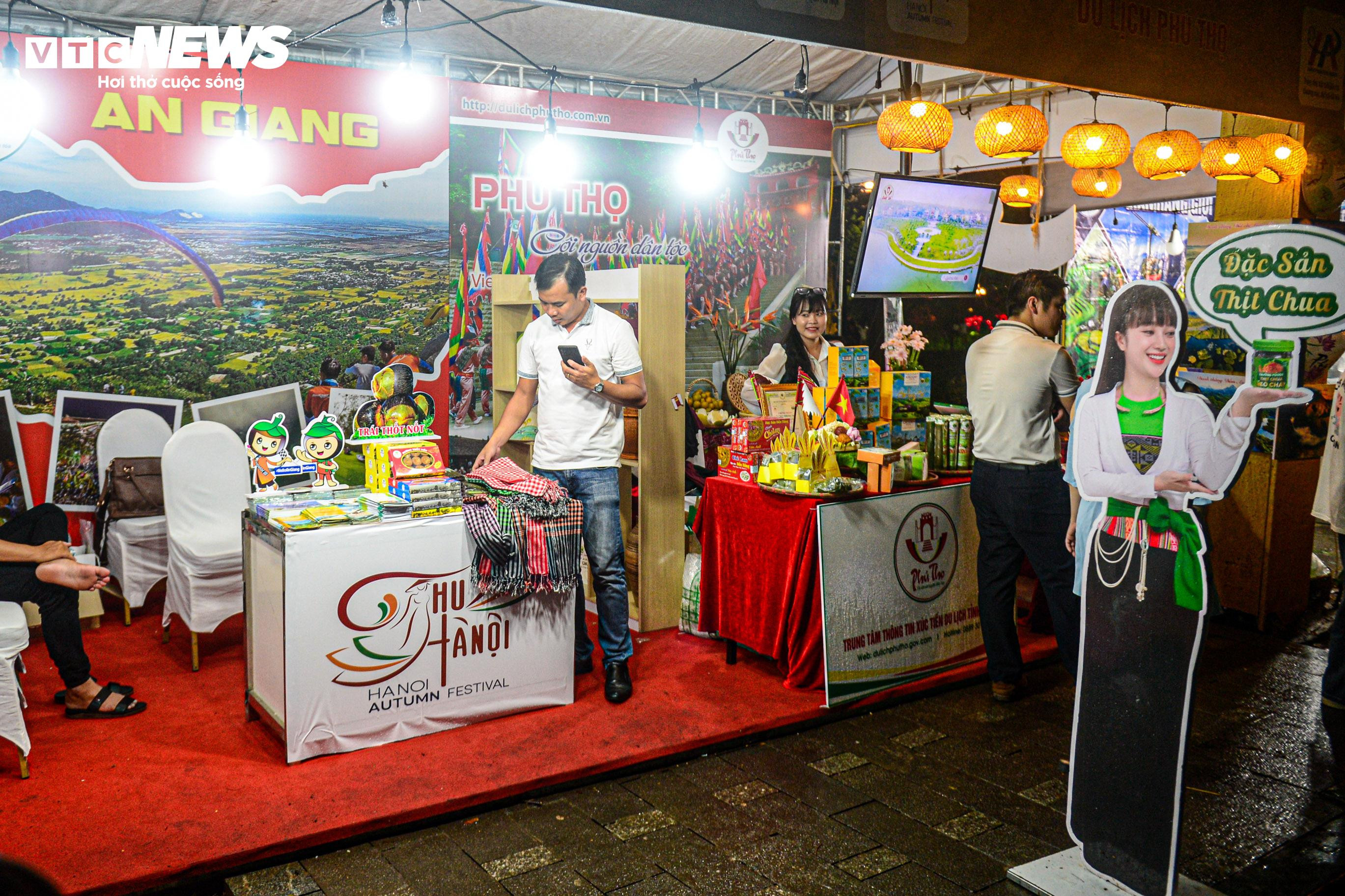 Phố đi bộ đông kín người đêm khai mạc Festival Thu Hà Nội 2023 - 4