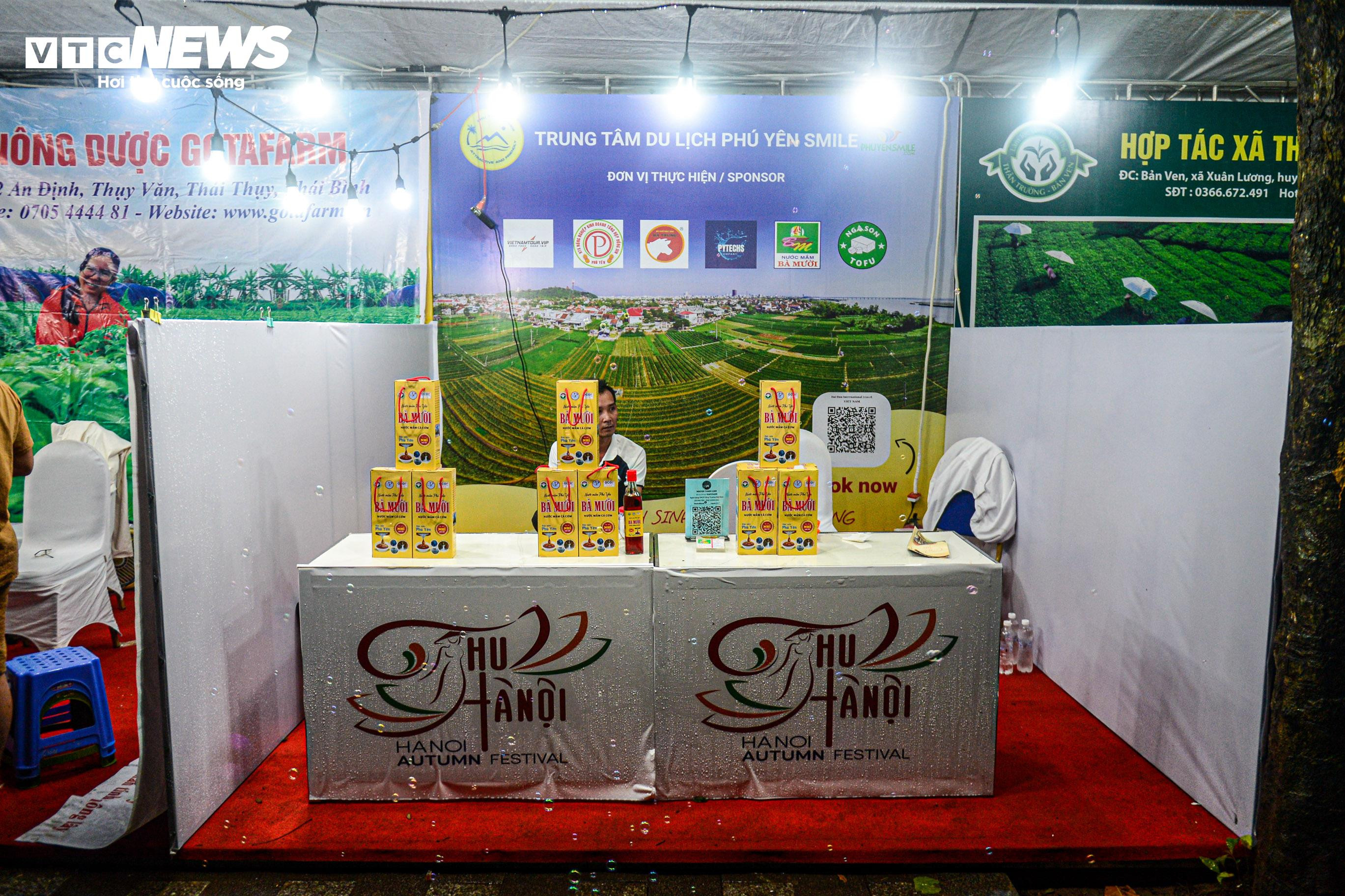 Phố đi bộ đông kín người đêm khai mạc Festival Thu Hà Nội 2023 - 9