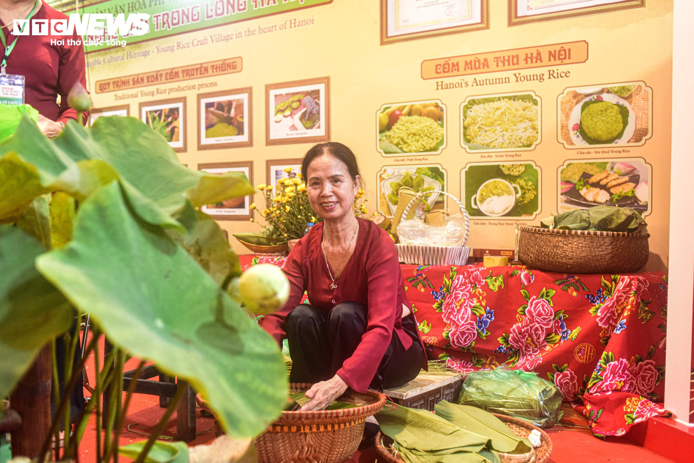 Phố đi bộ đông kín người đêm khai mạc Festival Thu Hà Nội 2023 - 6