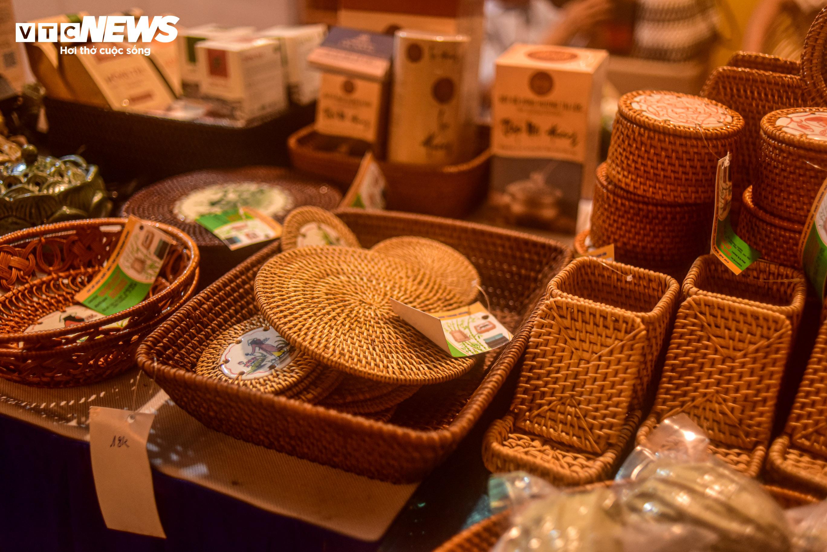 Phố đi bộ đông kín người đêm khai mạc Festival Thu Hà Nội 2023 - 7