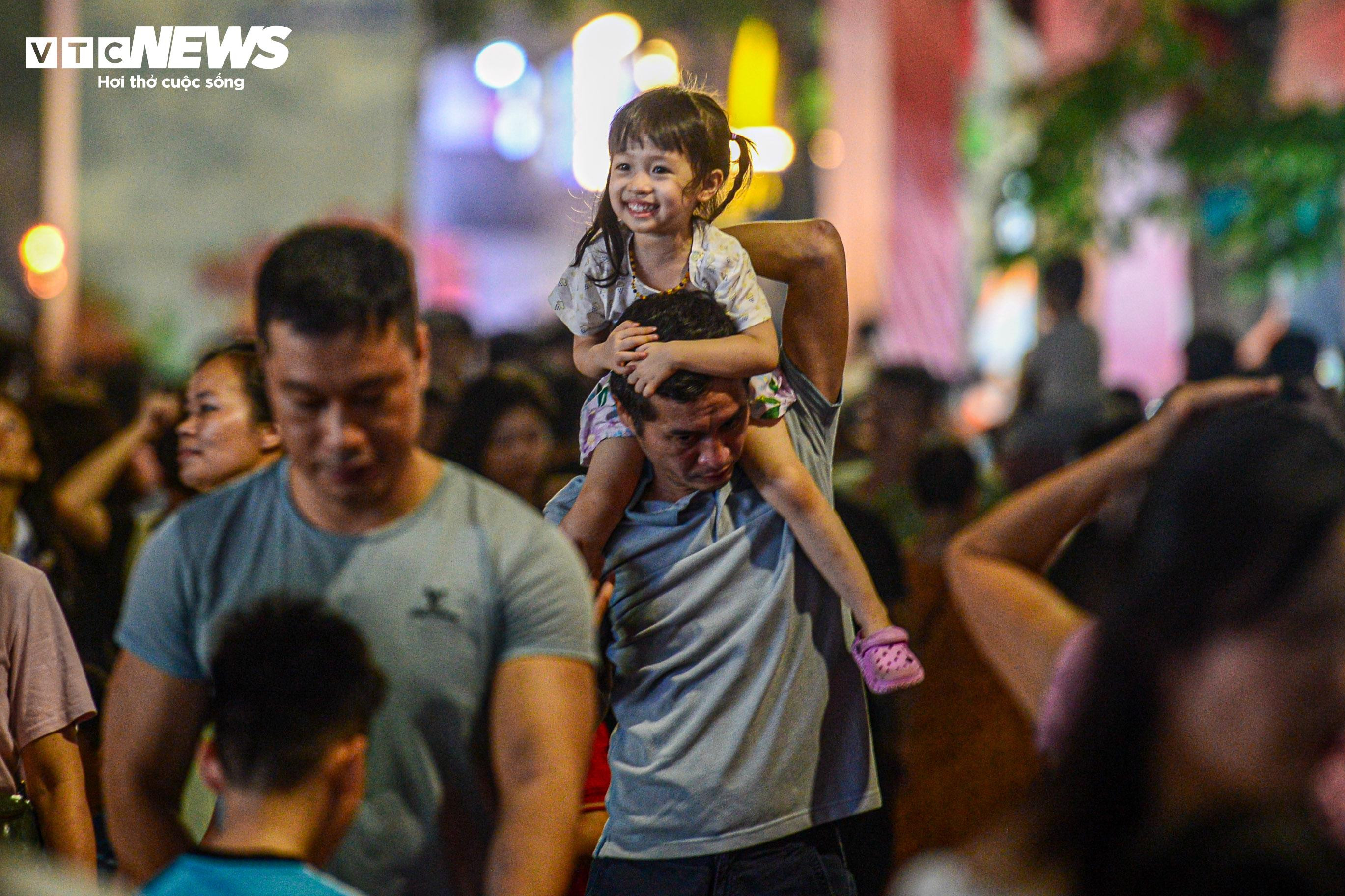 Phố đi bộ đông kín người đêm khai mạc Festival Thu Hà Nội 2023 - 11