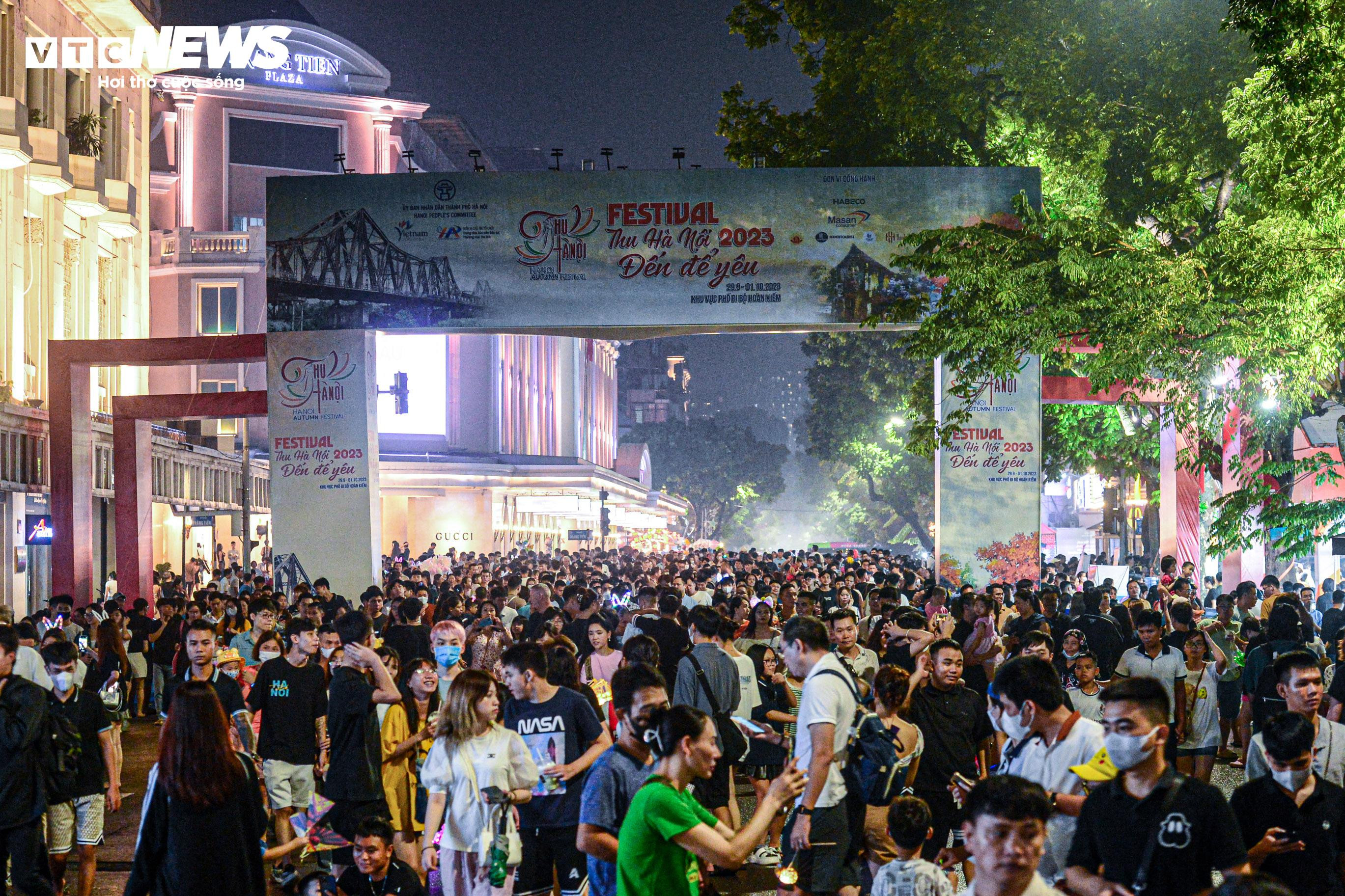 Phố đi bộ đông kín người đêm khai mạc Festival Thu Hà Nội 2023 - 1