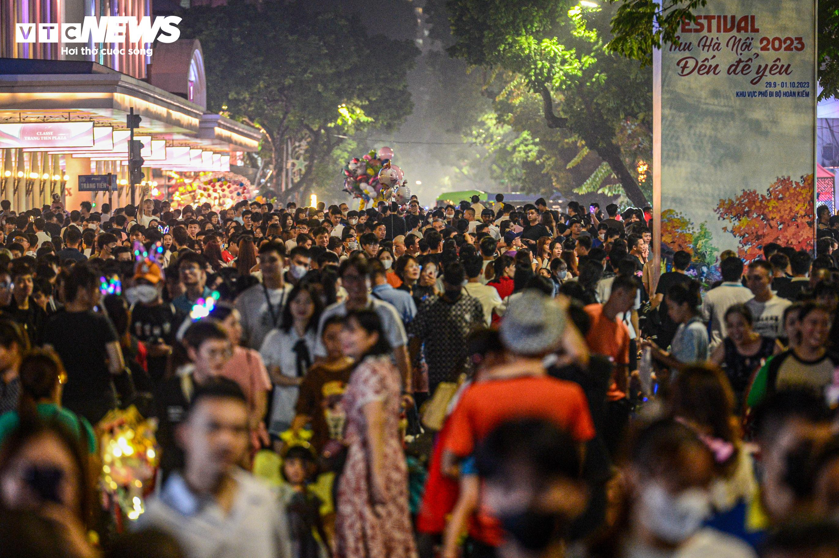 Phố đi bộ đông kín người đêm khai mạc Festival Thu Hà Nội 2023 - 3