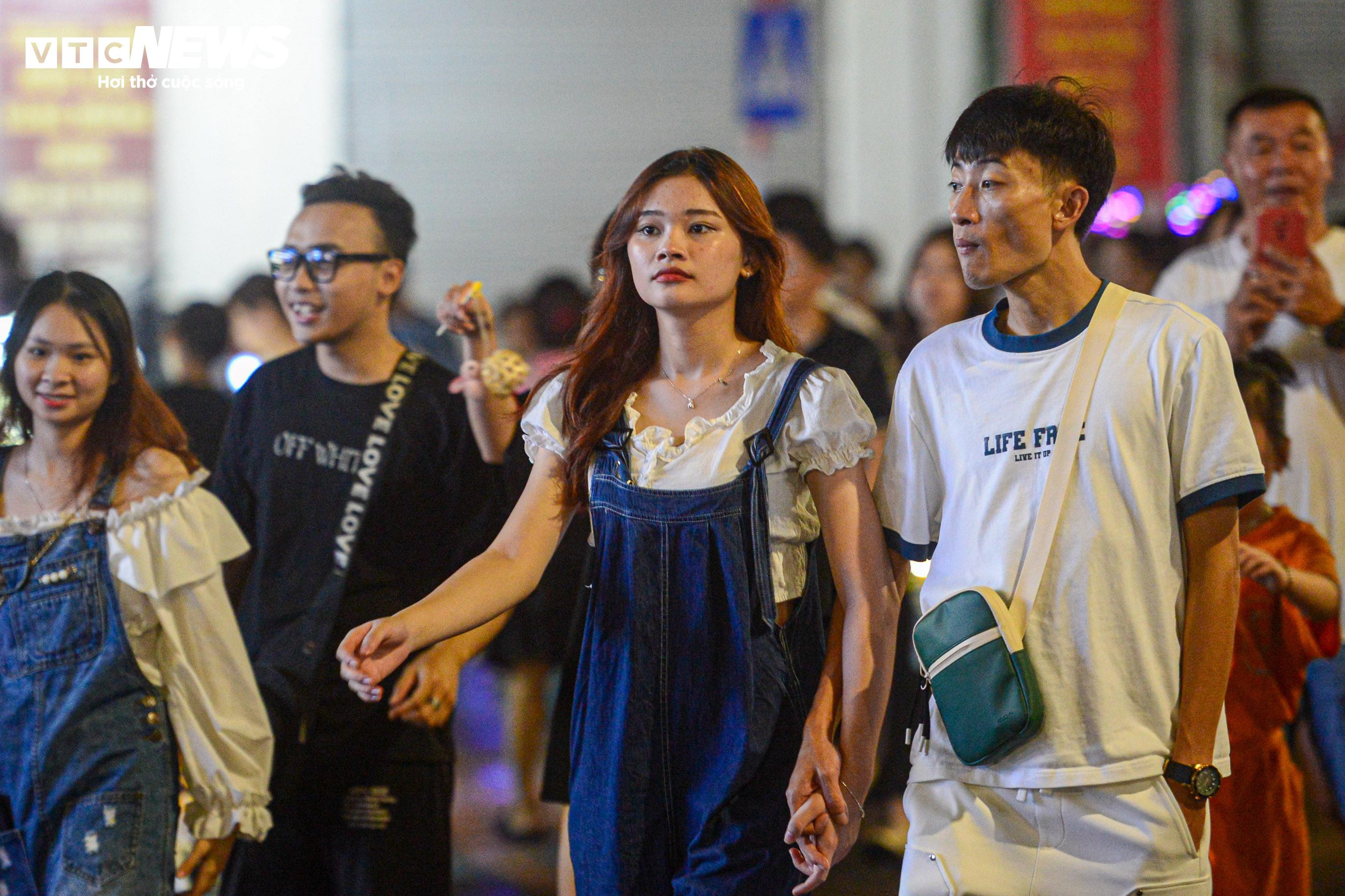 Phố đi bộ đông kín người đêm khai mạc Festival Thu Hà Nội 2023 - 12