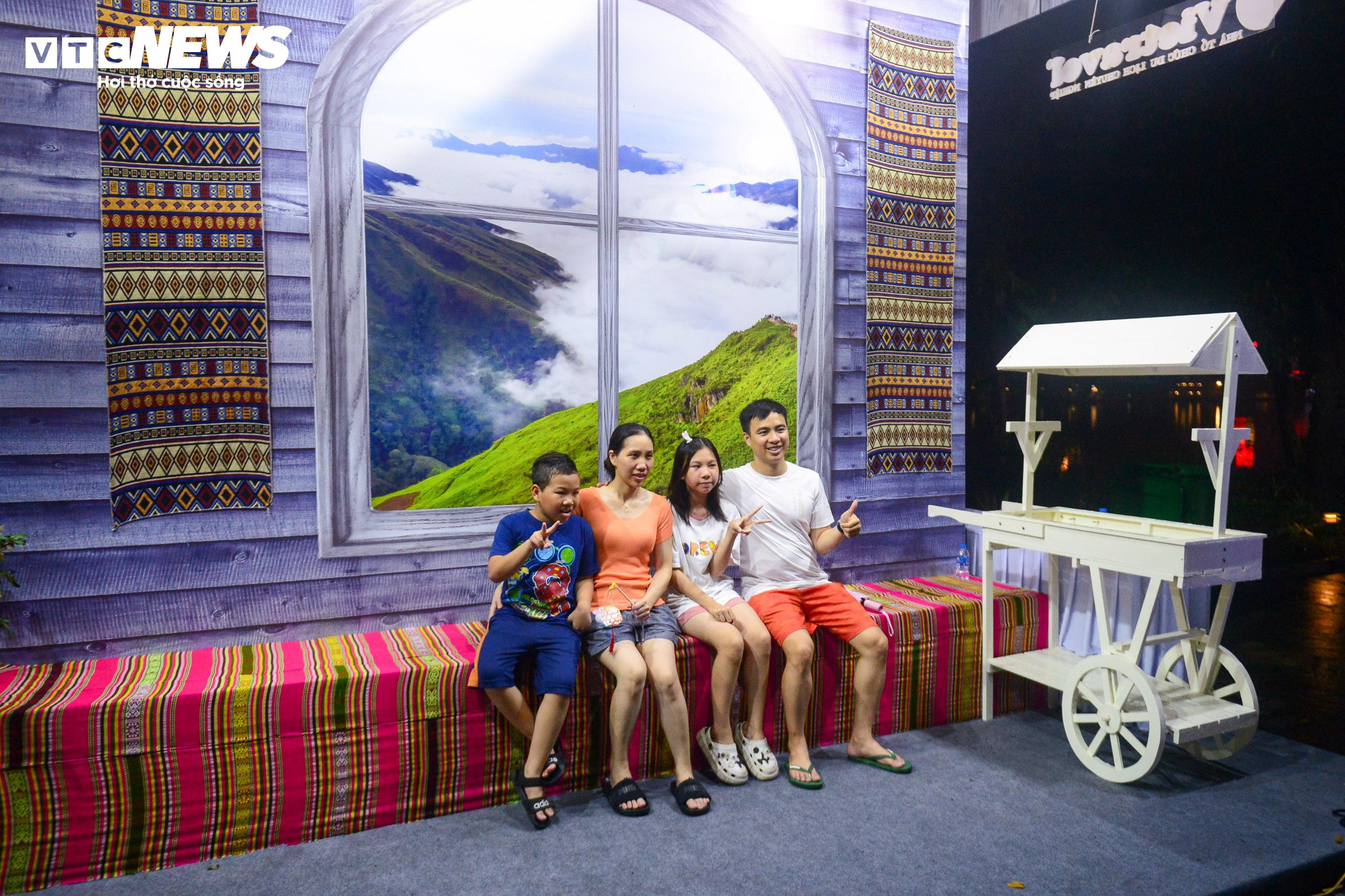 Phố đi bộ đông kín người đêm khai mạc Festival Thu Hà Nội 2023 - 10