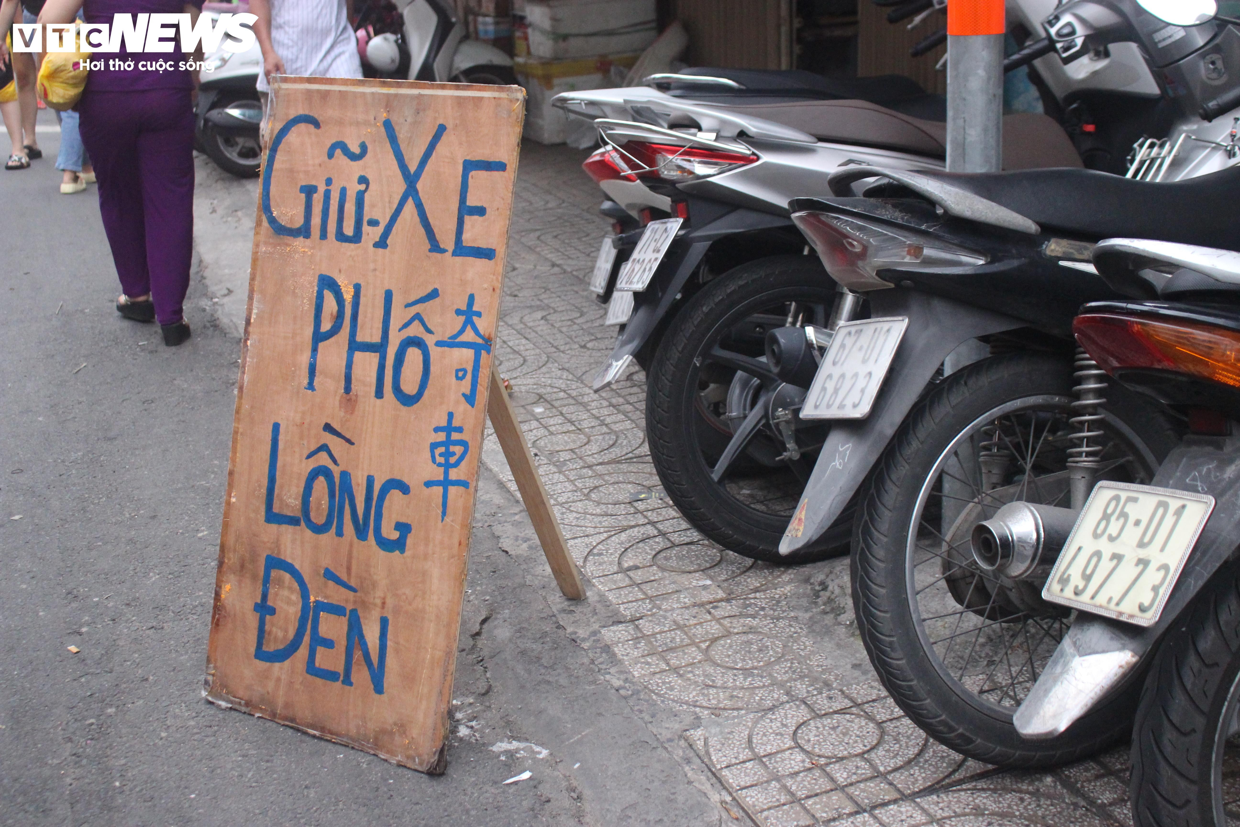 Phố lồng đèn ở TP.HCM nhộn nhịp người đi chơi Trung thu - 15