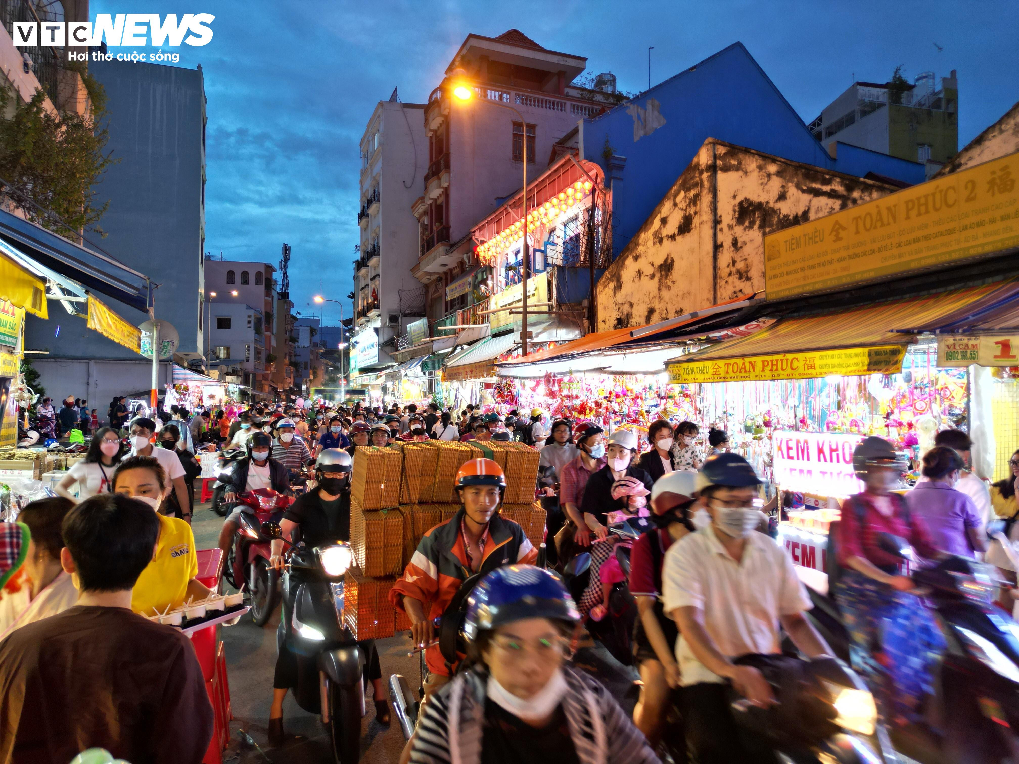 Phố lồng đèn ở TP.HCM nhộn nhịp người đi chơi Trung thu - 2