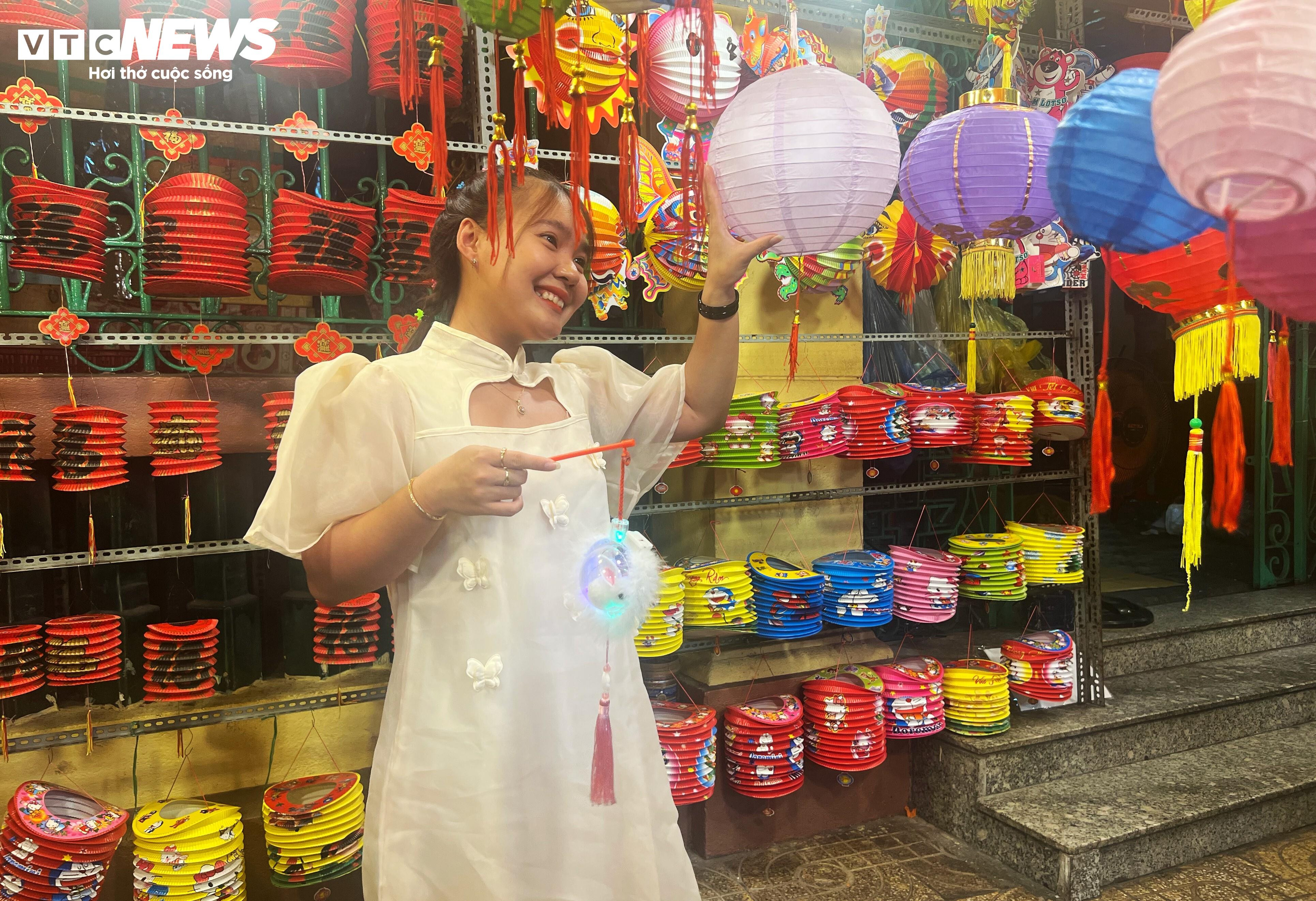 Phố lồng đèn ở TP.HCM nhộn nhịp người đi chơi Trung thu - 13