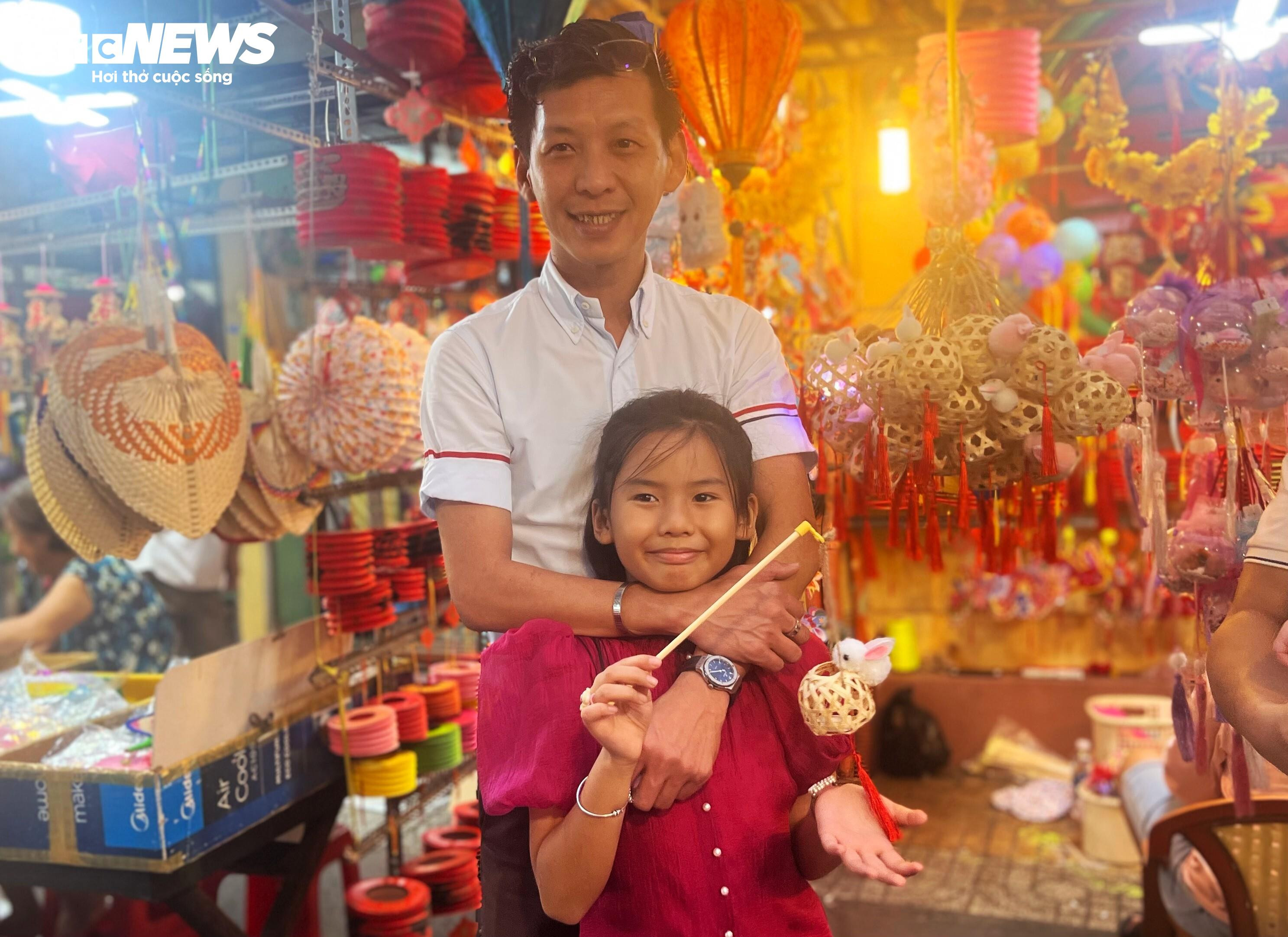 Phố lồng đèn ở TP.HCM nhộn nhịp người đi chơi Trung thu - 9