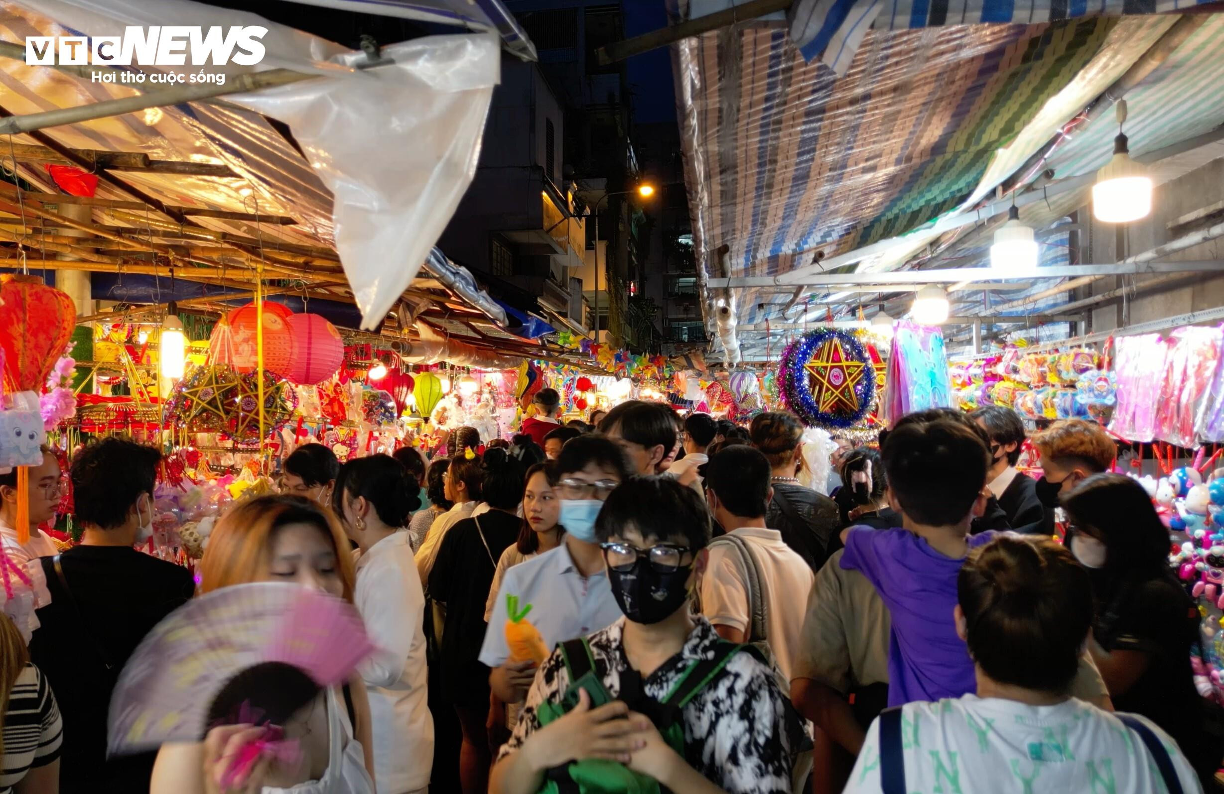 Phố lồng đèn ở TP.HCM nhộn nhịp người đi chơi Trung thu - 3