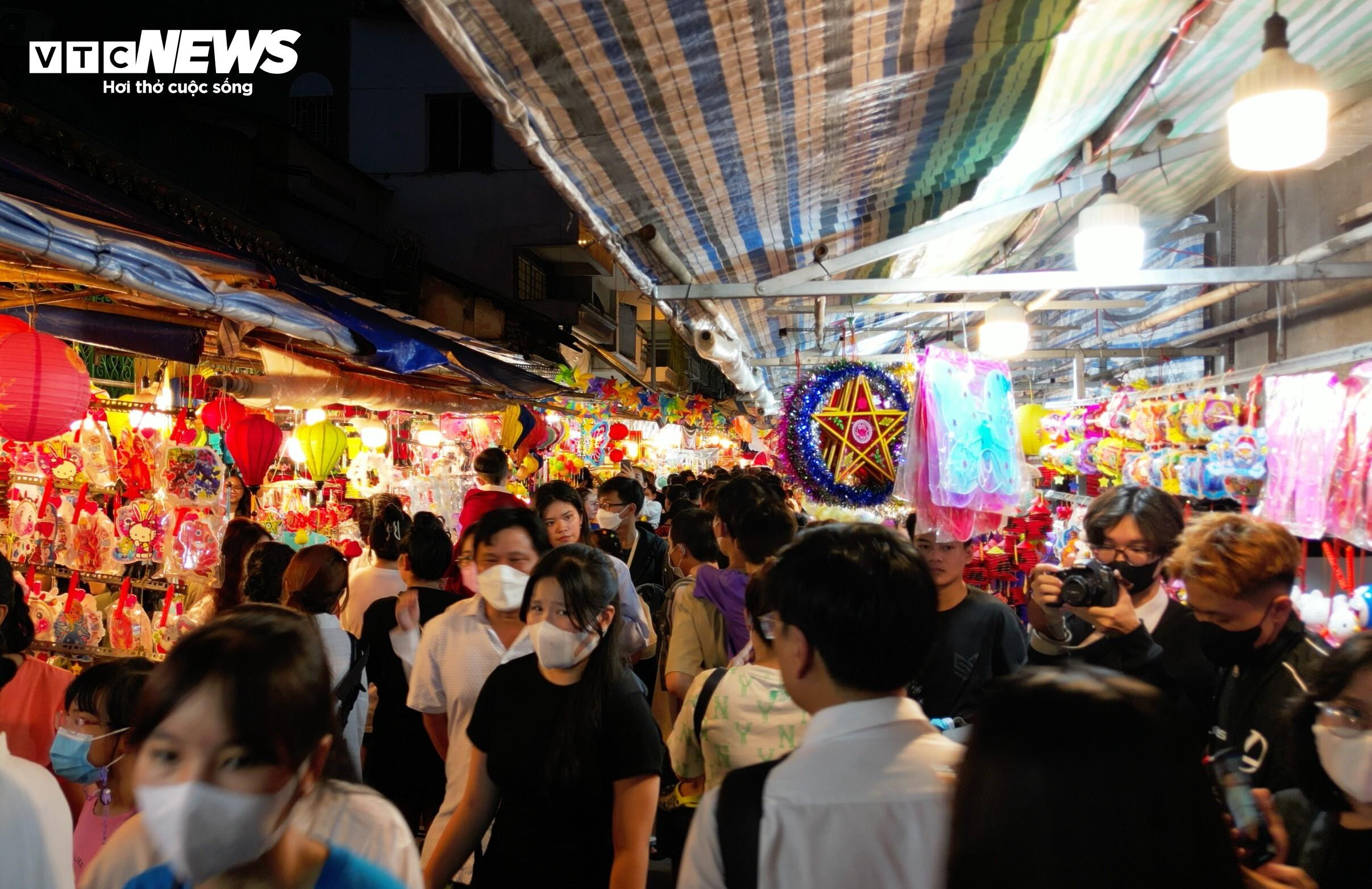 Phố lồng đèn ở TP.HCM nhộn nhịp người đi chơi Trung thu - 16