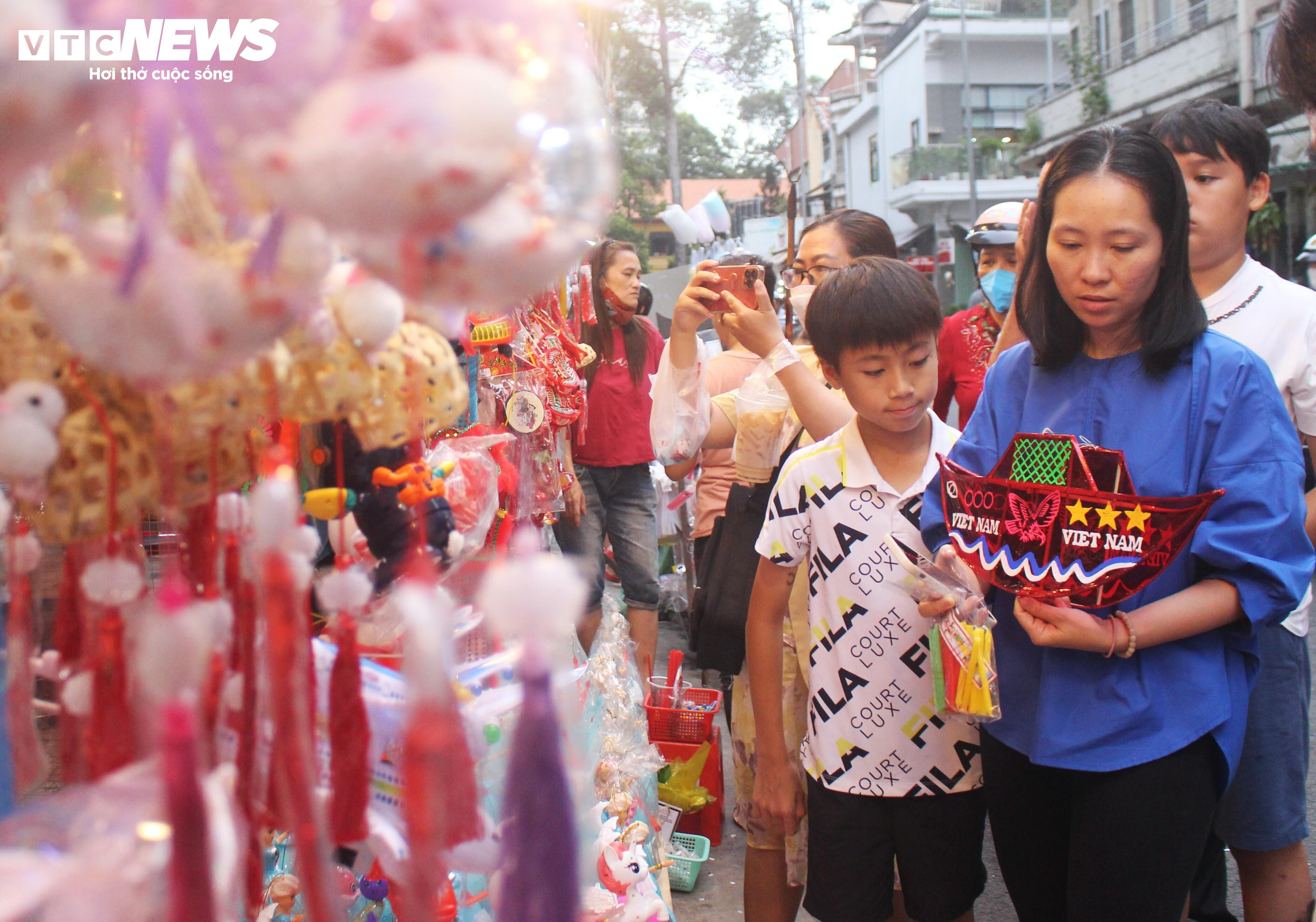 Phố lồng đèn ở TP.HCM nhộn nhịp người đi chơi Trung thu - 11