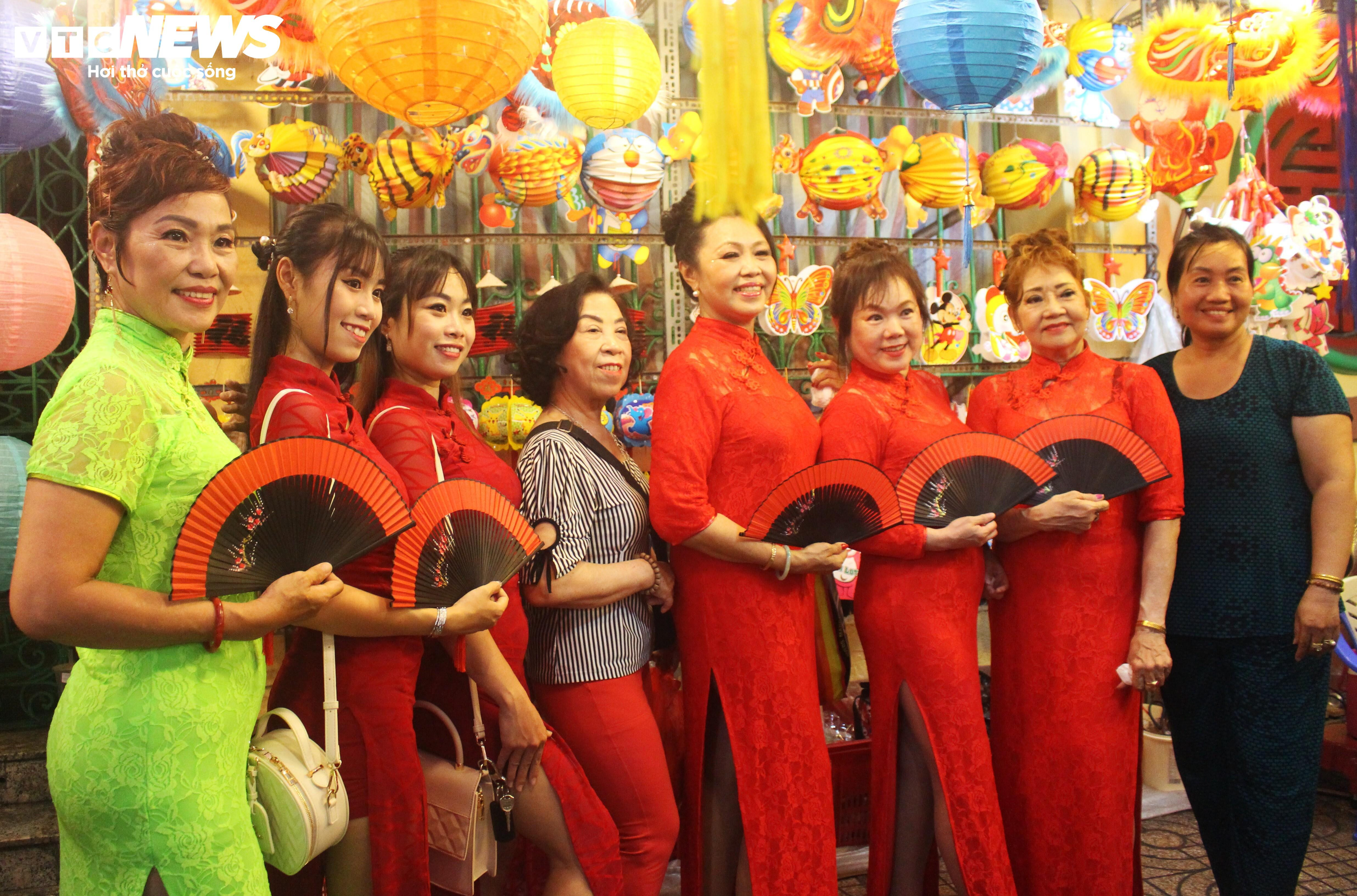 Phố lồng đèn ở TP.HCM nhộn nhịp người đi chơi Trung thu - 8