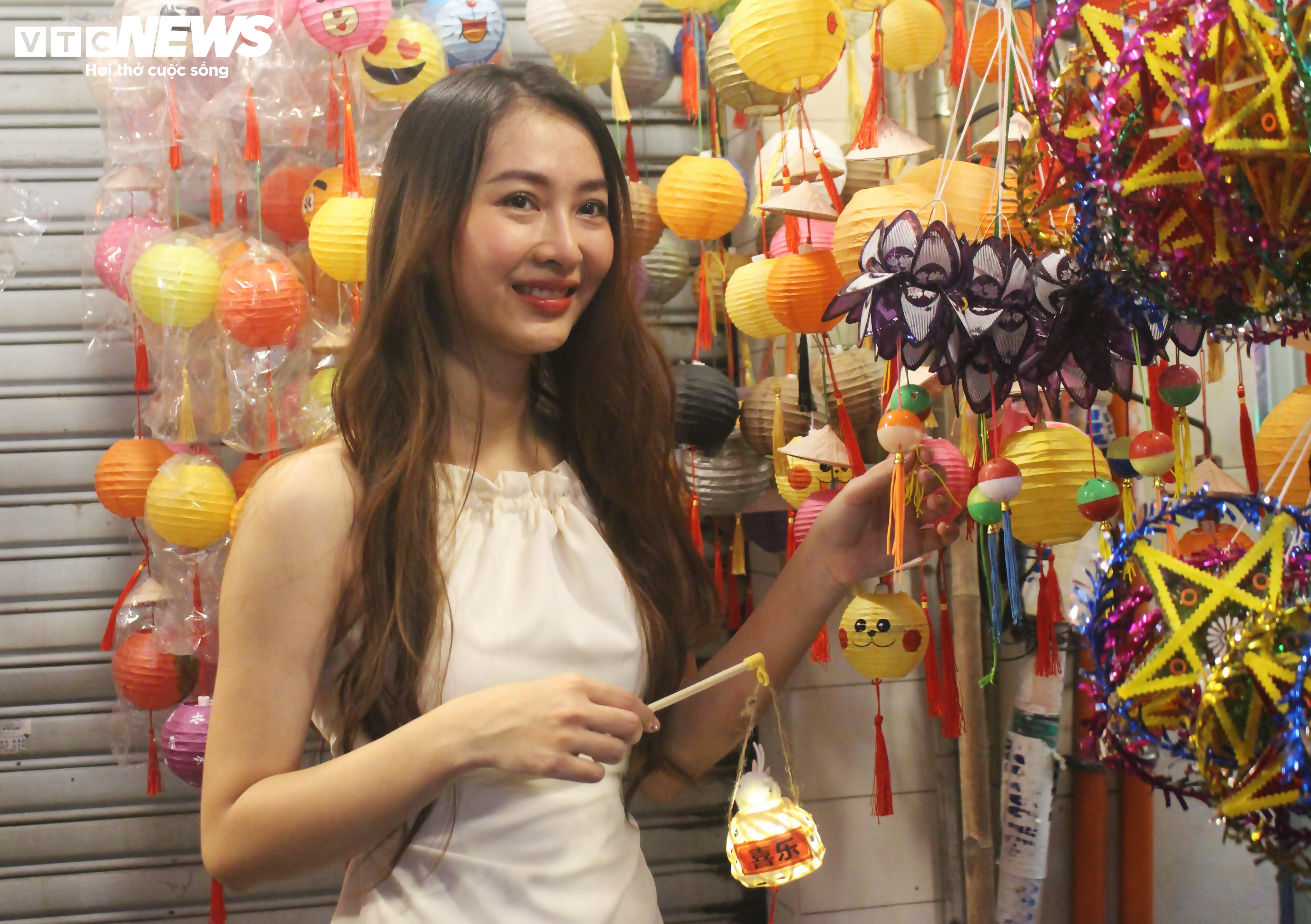 Phố lồng đèn ở TP.HCM nhộn nhịp người đi chơi Trung thu - 12