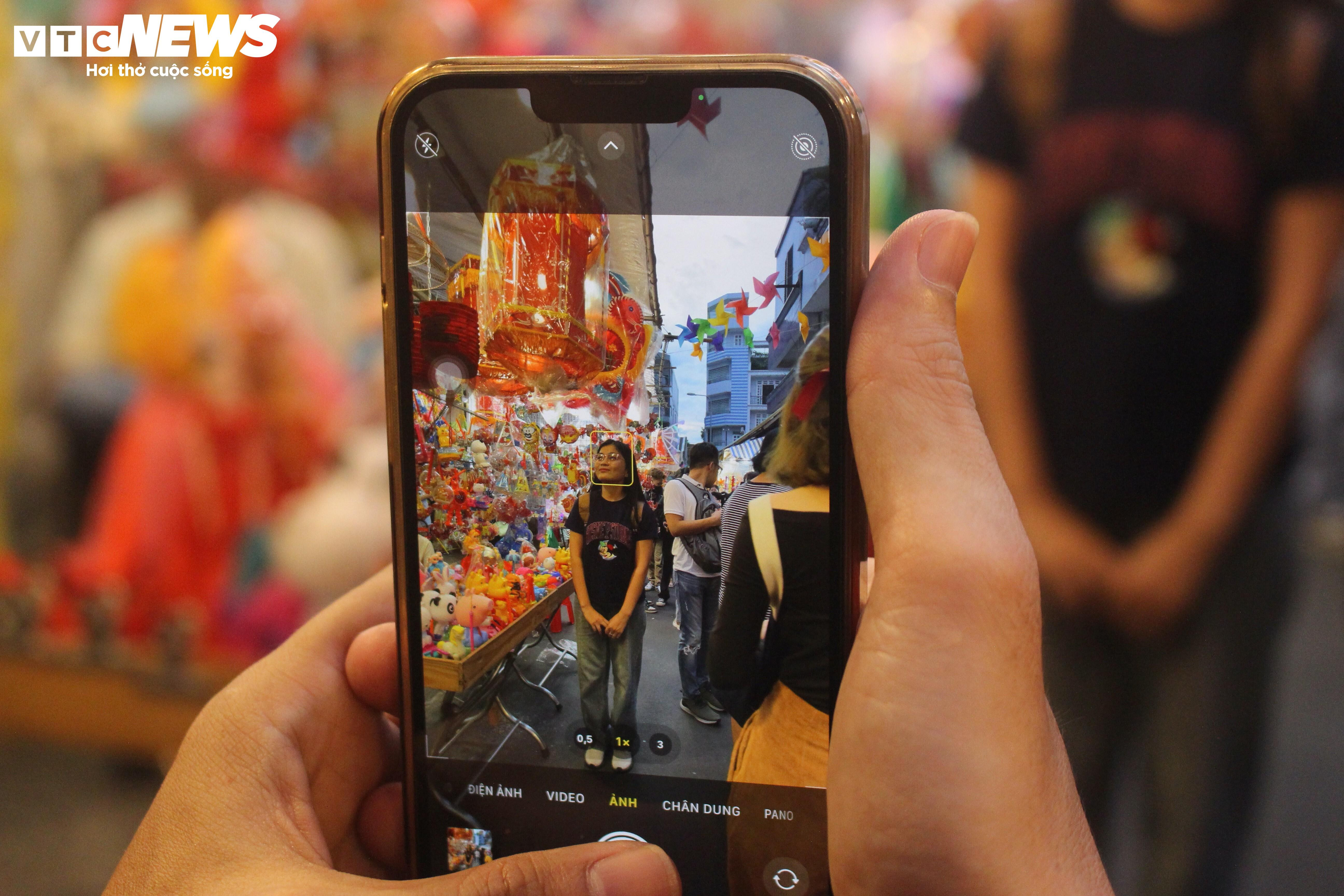 Phố lồng đèn ở TP.HCM nhộn nhịp người đi chơi Trung thu - 14