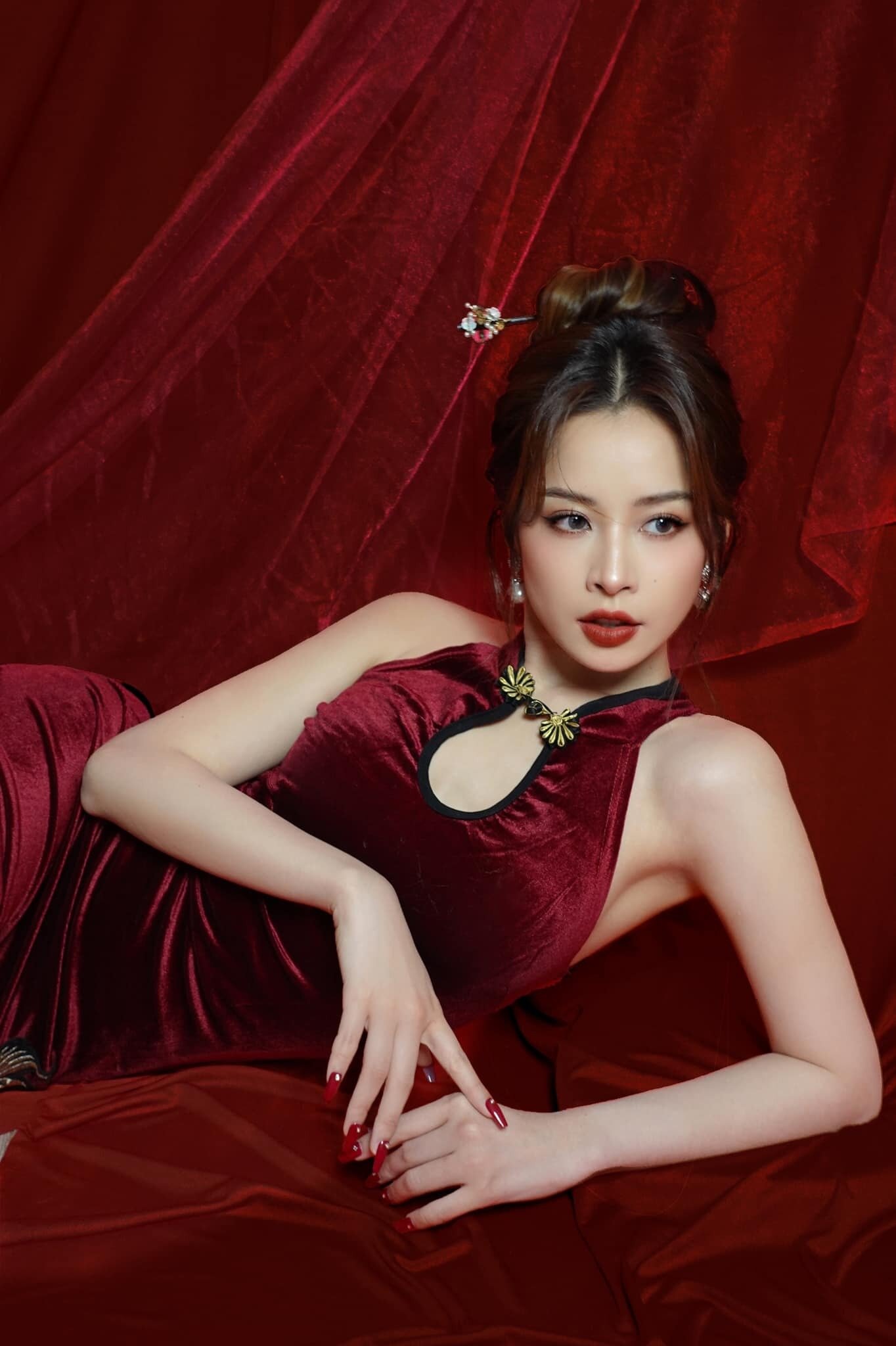 Sao Việt 30/9: Chi Pu gợi cảm đón trung thu, Hồng Diễm tái ngộ 'mẹ ruột' - 3