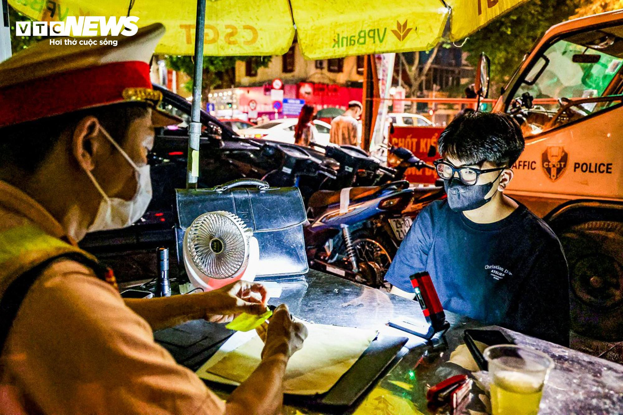 'Thông chốt’ bất thành, nam thanh niên bị lực lượng chức năng xử lý - 8