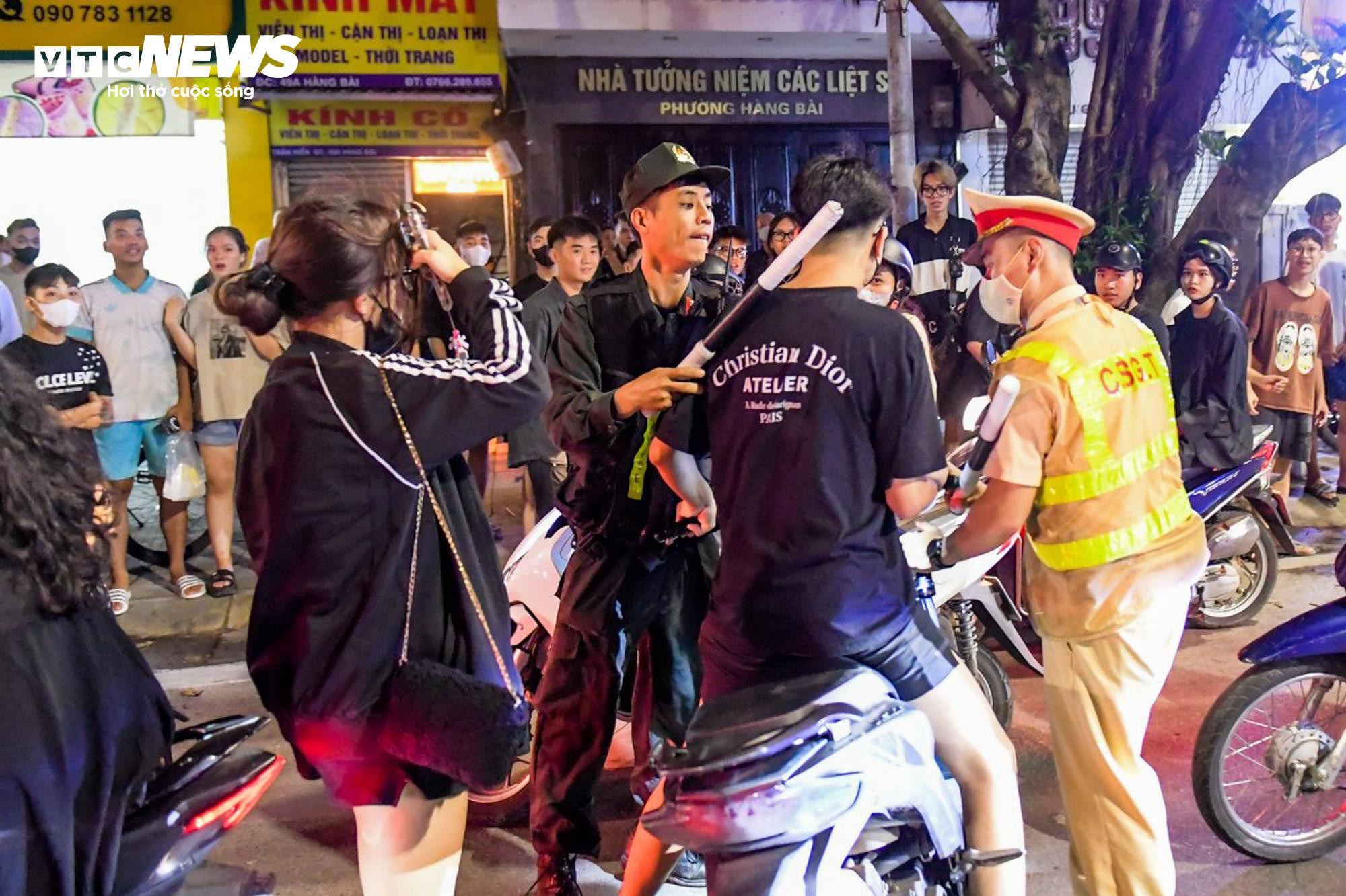 'Thông chốt’ bất thành, nam thanh niên bị lực lượng chức năng xử lý - 7